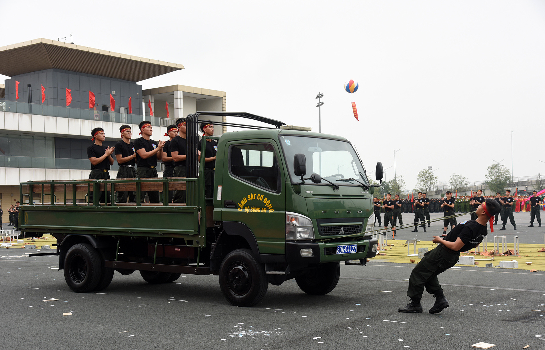 Màn biểu diễn khí công dùng răng kéo xe tải.