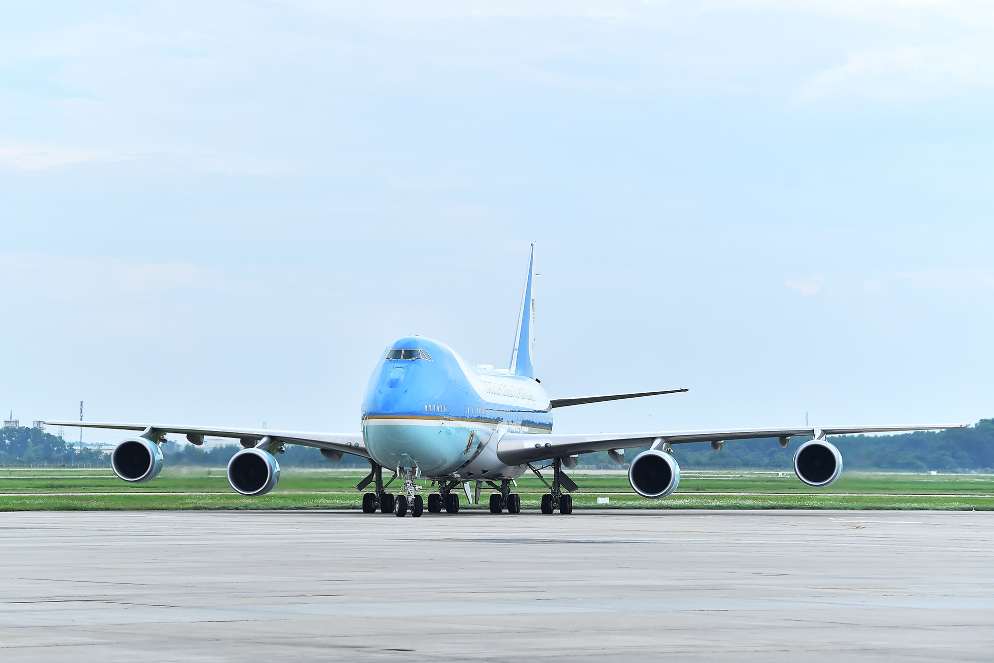 Tháp tùng Tổng thống Joe Biden thăm cấp Nhà nước tới Việt Nam có: Ngoại trưởng Antony Blinken; Cố vấn An ninh Quốc gia Jake Sullivan; Đặc phái viên về Khí hậu của Tổng thống John Kerry; Trợ lý Tổng thống, Phó Cố vấn An ninh Quốc gia John Finer; Phó Trợ lý Tổng thống, Điều phối viên đặc biệt Hội đồng An ninh Quốc gia Kurt Campbell; Trợ lý Ngoại trưởng Daniel Kritenbrink; Cố vấn đặc biệt của Tổng thống, Giám đốc Cao cấp Hội đồng An ninh Quốc gia Mira Rapp-Hooper; Cố vấn Đặc biệt của Tổng thống, Giám đốc Cao cấp Hội đồng An ninh Quốc gia Tarun Chhabra.