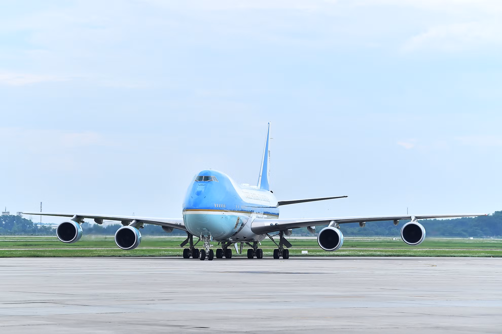 Tháp tùng Tổng thống Joe Biden thăm cấp Nhà nước tới Việt Nam có: Ngoại trưởng Antony Blinken; Cố vấn An ninh Quốc gia Jake Sullivan; Đặc phái viên về Khí hậu của Tổng thống John Kerry; Trợ lý Tổng thống, Phó Cố vấn An ninh Quốc gia John Finer; Phó Trợ lý Tổng thống, Điều phối viên đặc biệt Hội đồng An ninh Quốc gia Kurt Campbell; Trợ lý Ngoại trưởng Daniel Kritenbrink; Cố vấn đặc biệt của Tổng thống, Giám đốc Cao cấp Hội đồng An ninh Quốc gia Mira Rapp-Hooper; Cố vấn Đặc biệt của Tổng thống, Giám đốc Cao cấp Hội đồng An ninh Quốc gia Tarun Chhabra.