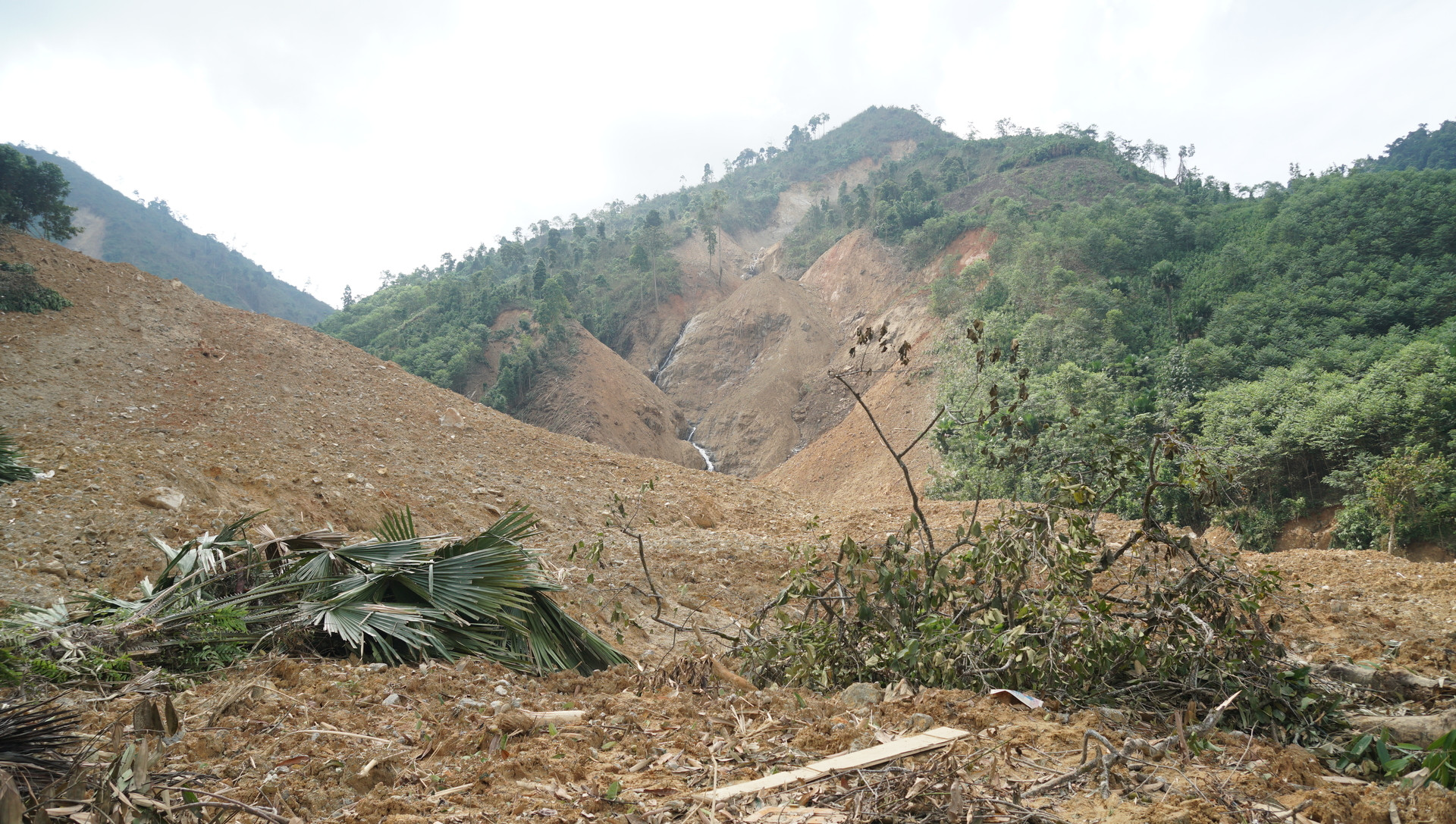 Vụ sạt lở đã san bằng 3 căn nhà và khiến hai người chết tại thôn Khe Bín.