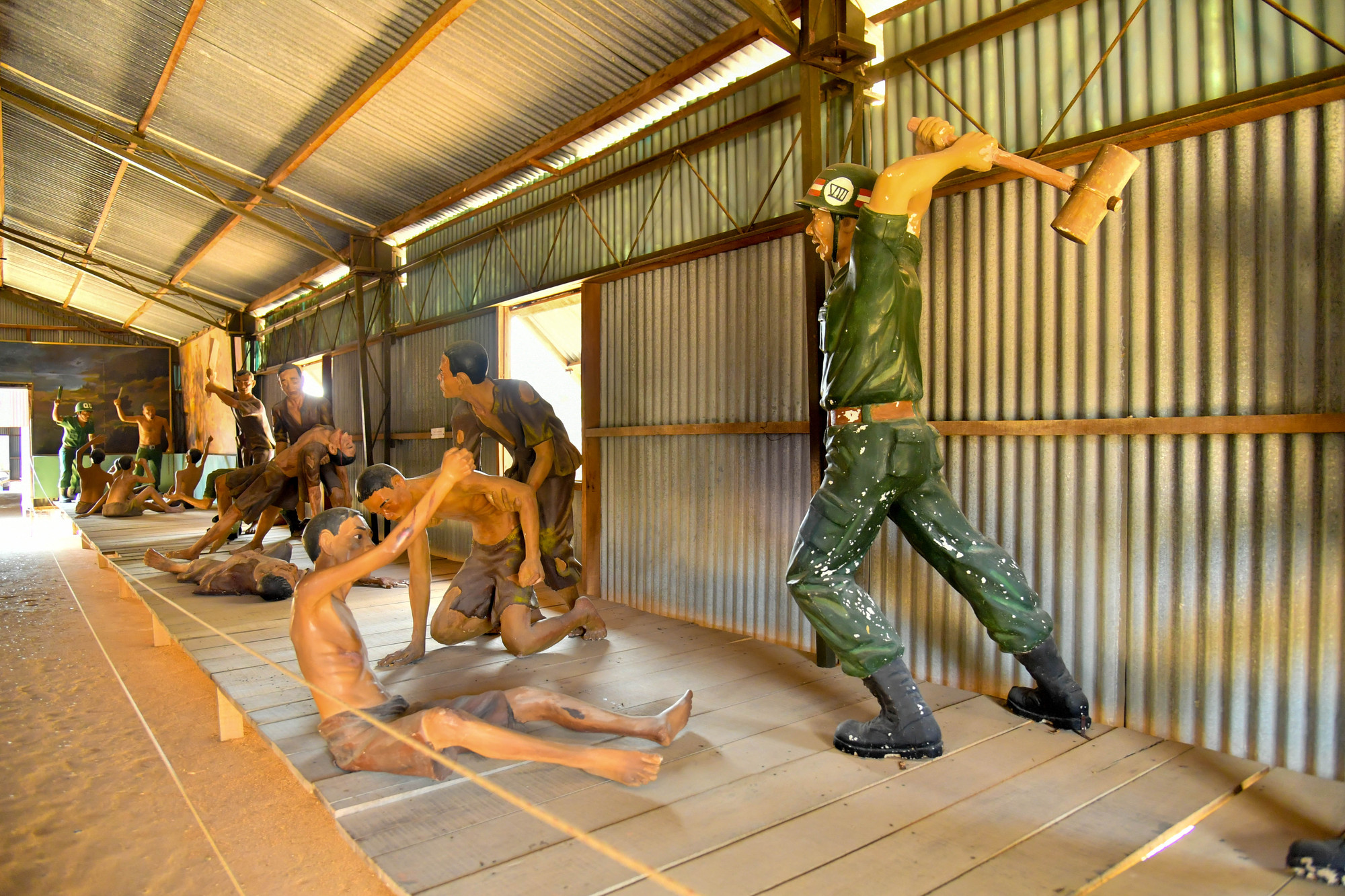 Rất nhiều hình thức tra tấn dã man được chúng áp dụng đối với tù binh. “Địa ngục trần gian” này đã khiến cho gần 4 .000 chiến sĩ cách mạng hy sinh.