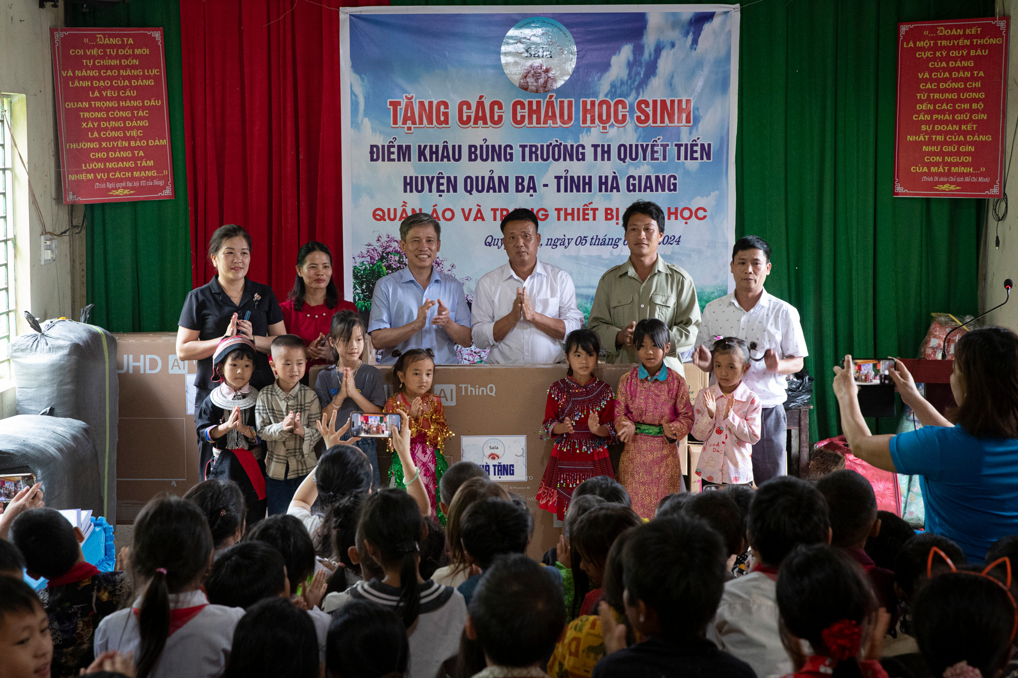 Tại đây, CLB Sala đã trao tặng năm ti-vi cho năm lớp học để hỗ trợ công tác dạy và học trực tuyến; 200 áo khoác mùa đông, 100 đôi dép và giấy vở, bút vẽ, bánh kẹo và quần áo. Đặc biệt CLB Sala trao 20 suất "Học Bổng Ngô Văn Toàn" (1 triệu đồng/suất) cho các học sinh nghèo vượt khó.
