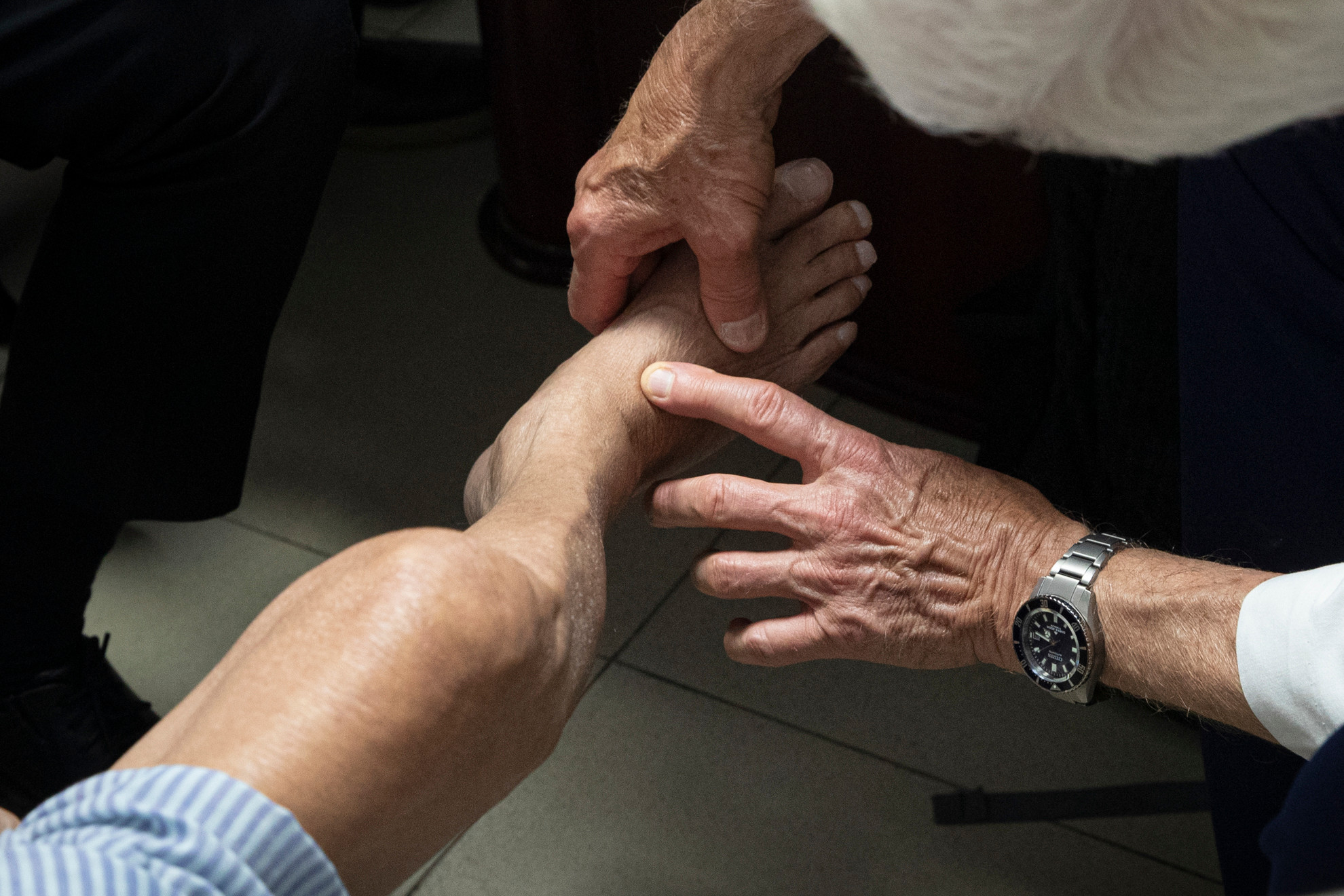 Các chuyên gia, bác sĩ khám và tư vấn cho người bệnh.