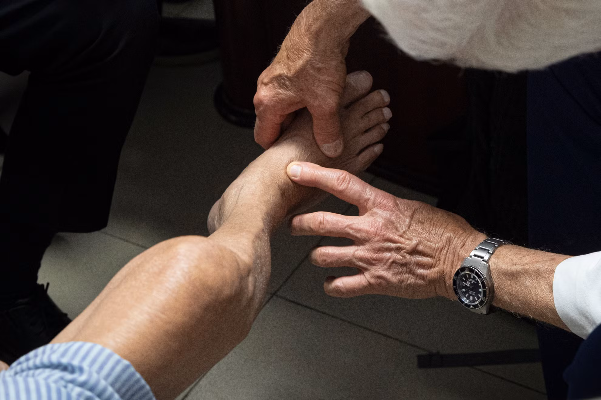 Các chuyên gia, bác sĩ khám và tư vấn cho người bệnh.