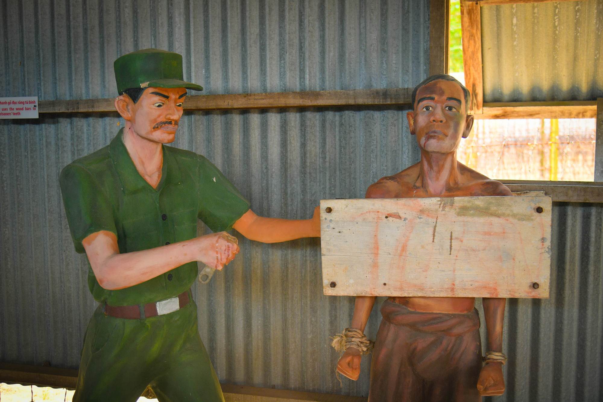 ...đến ép ván lồng ngực.