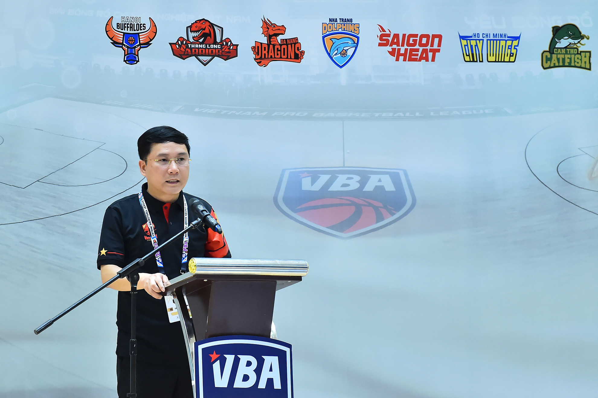 Ông Lê Hoàng Anh, Phó chủ tịch thường trực Liên đoàn Bóng rổ Việt Nam phát biểu khai mạc Giải vô địch bóng rổ chuyên nghiệp Việt Nam (VBA) 2023.