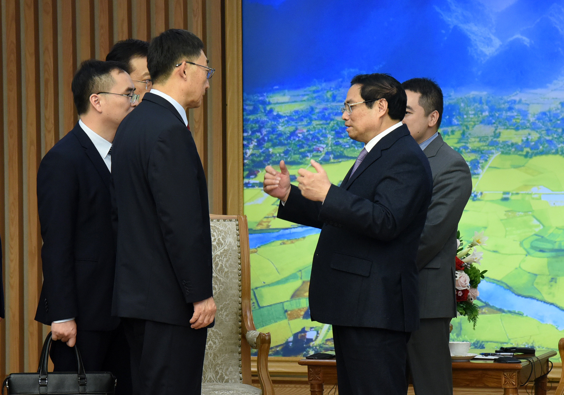 Thủ tướng Phạm Minh Chính trao đổi với đồng chí Lưu Ninh, Bí thư Đảng ủy Khu tự trị dân tộc Choang Quảng Tây, Trung Quốc sau buổi tiếp.