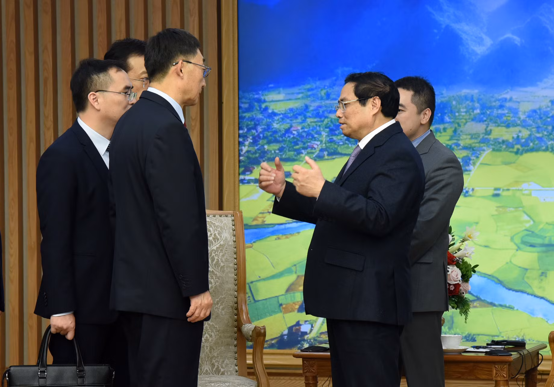 Thủ tướng Phạm Minh Chính trao đổi với đồng chí Lưu Ninh, Bí thư Đảng ủy Khu tự trị dân tộc Choang Quảng Tây, Trung Quốc sau buổi tiếp.