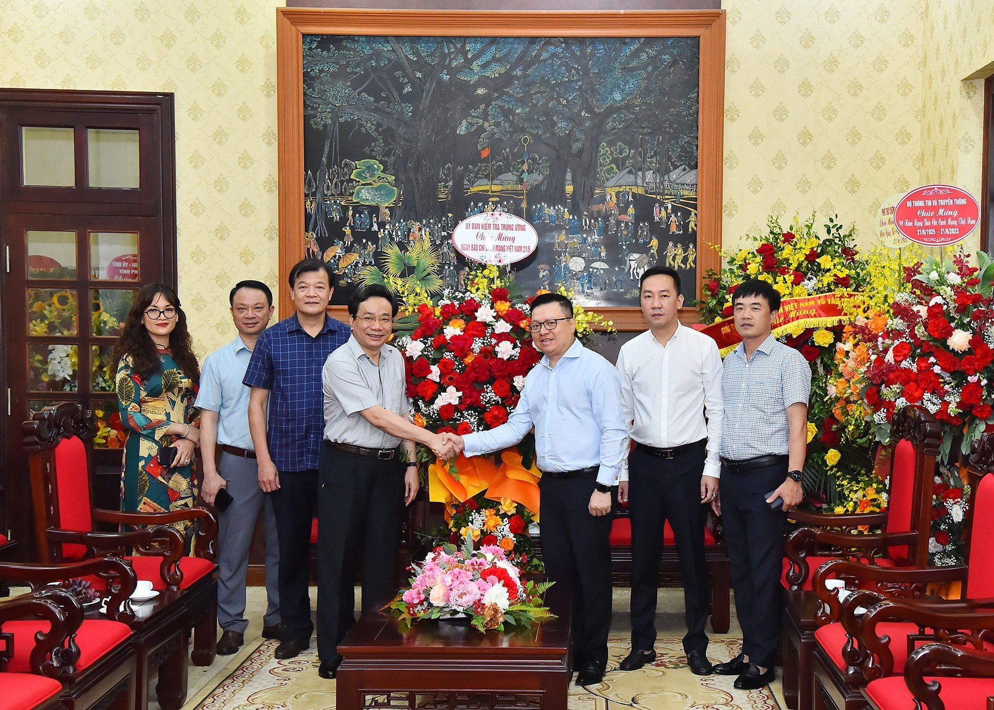 Phó Chủ nhiệm Ủy ban Kiểm tra Trung ương Nghiêm Phú Cường tới thăm và chúc mừng Báo Nhân Dân.