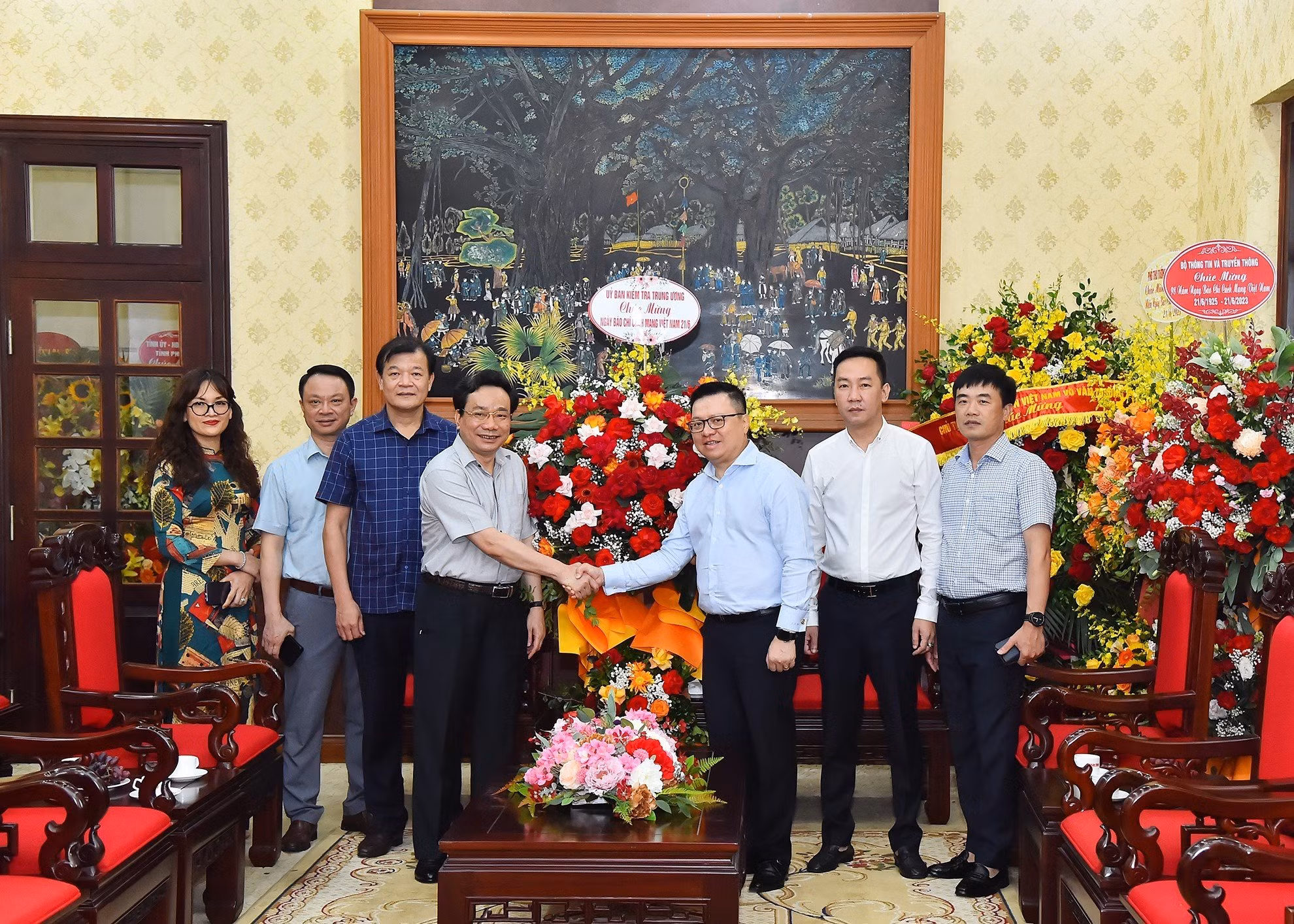 Phó Chủ nhiệm Ủy ban Kiểm tra Trung ương Nghiêm Phú Cường tới thăm và chúc mừng Báo Nhân Dân.