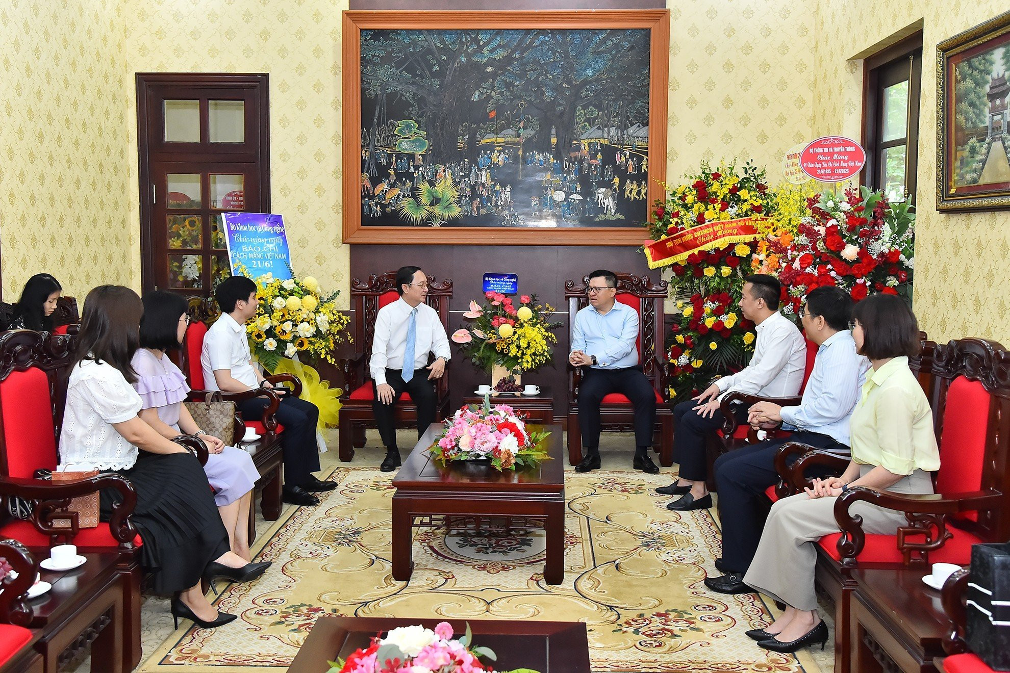 Cùng ngày, Bộ trưởng Khoa học và Công nghệ Huỳnh Thành Đạt cũng đến thăm và chúc mừng Báo Nhân Dân. Với nhiều thay đổi về công nghệ, Bộ trưởng Huỳnh Thành Đạt mong Báo Nhân Dân sẽ cung cấp được nhiều dòng thông tin kịp thời, hấp dẫn và mang tính giải pháp cho bạn đọc.