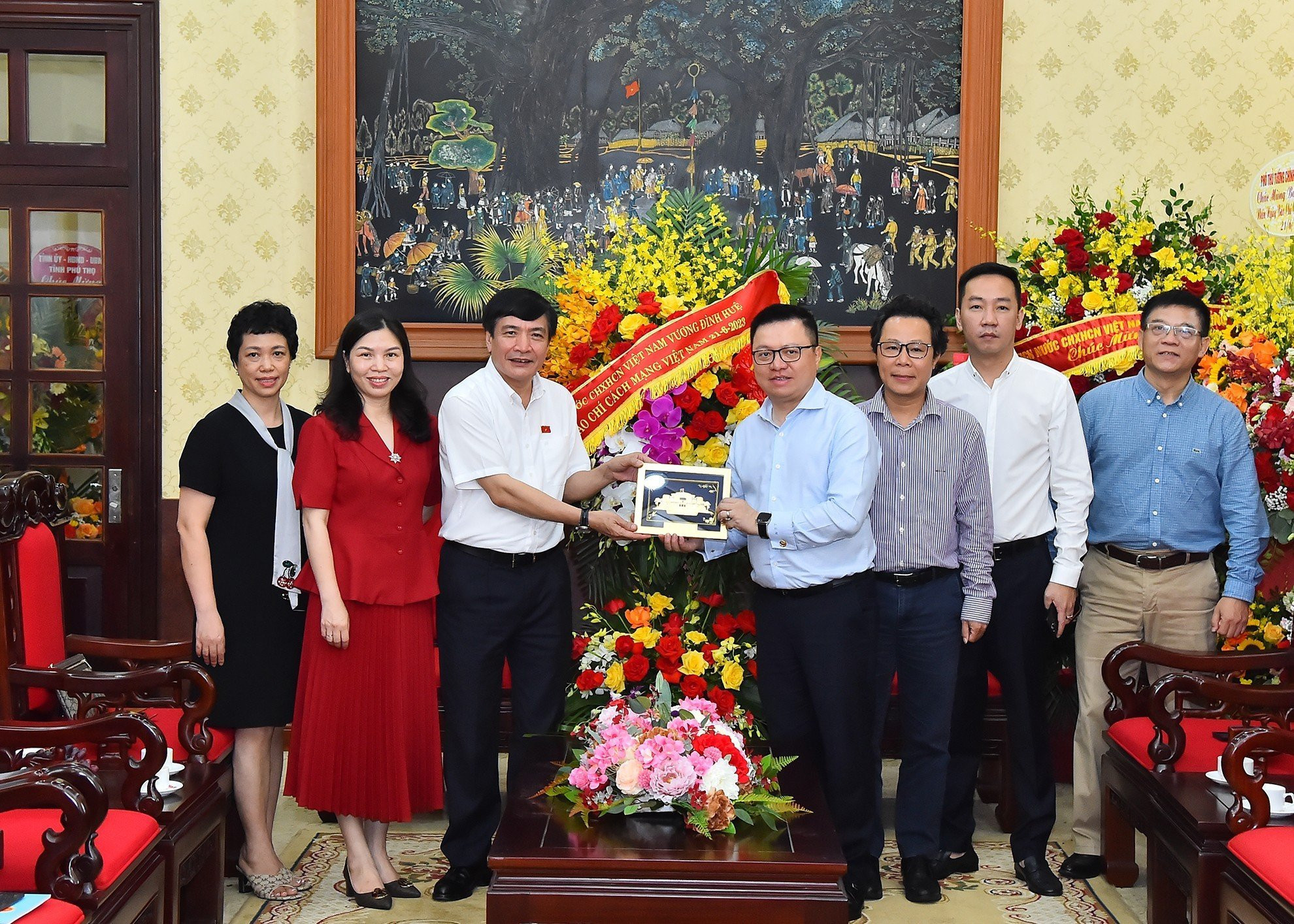 Chiều 19/6, Chủ tịch Quốc hội Vương Đình Huệ đã gửi lẵng hoa chúc mừng tới tập thể cán bộ, phóng viên, biên tập viên, nhân viên của Báo Nhân Dân. Tổng Thư ký Quốc hội Bùi Văn Cường cùng đoàn công tác của Văn phòng Quốc hội đã đến thăm, chúc mừng Báo Nhân Dân tại trụ sở 71 Hàng Trống, Hà Nội.Tại buổi tiếp, Tổng Thư ký Quốc hội Bùi Văn Cường đã gửi những lời chúc tốt đẹp nhất đến tập thể những người làm báo Đảng. Tổng Thư ký nhấn mạnh, với nhiều loại hình như báo in, báo điện tử, truyền hình,… Báo Nhân Dân đã truyền tải rất kịp thời dòng tin tức chính sự.