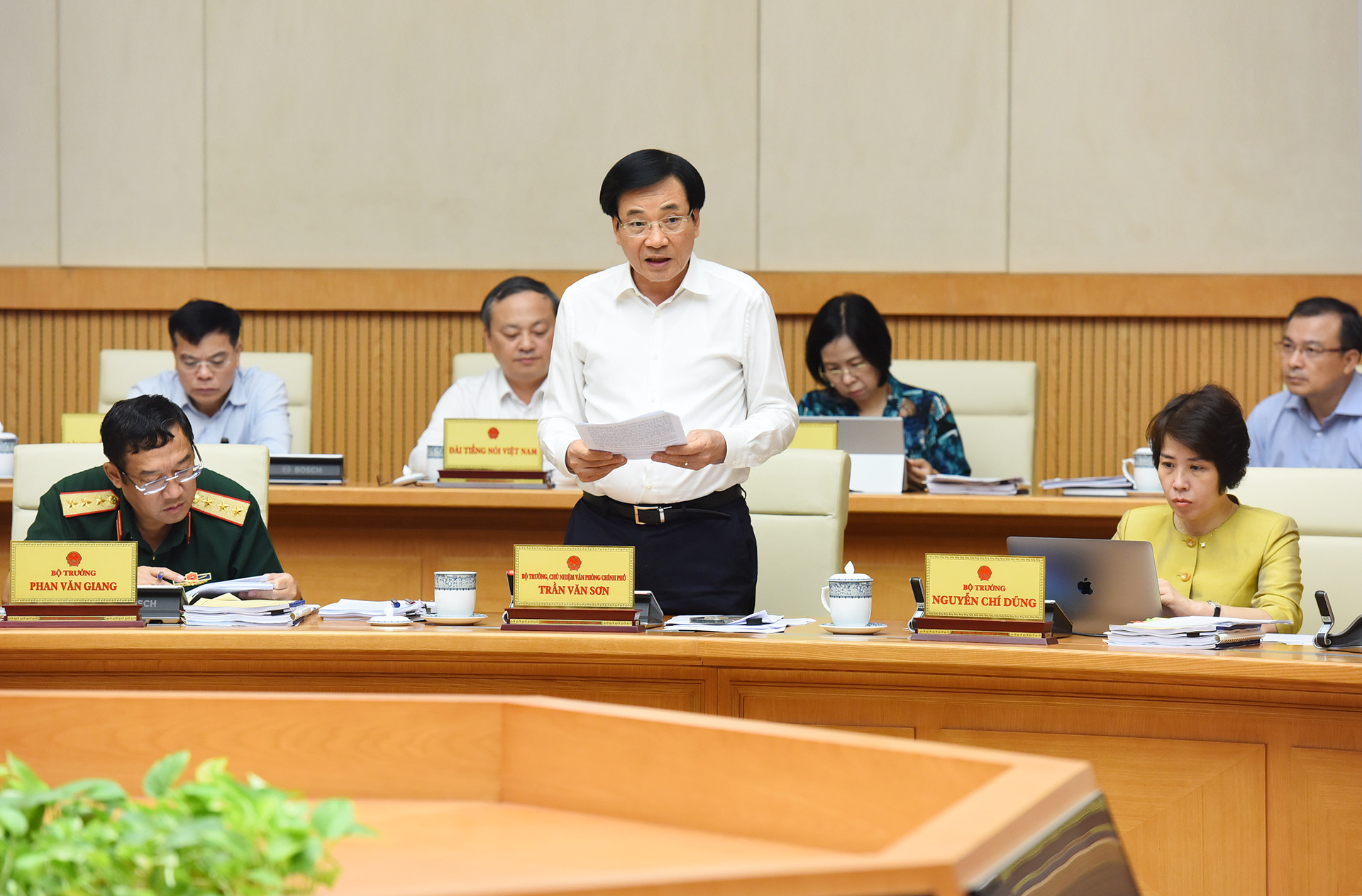 Bộ trưởng, Chủ nhiệm Văn phòng Chính phủ Trần Văn Sơn phát biểu.