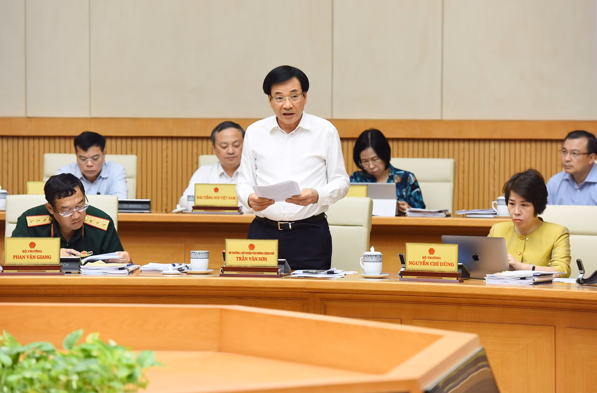 Bộ trưởng, Chủ nhiệm Văn phòng Chính phủ Trần Văn Sơn phát biểu.