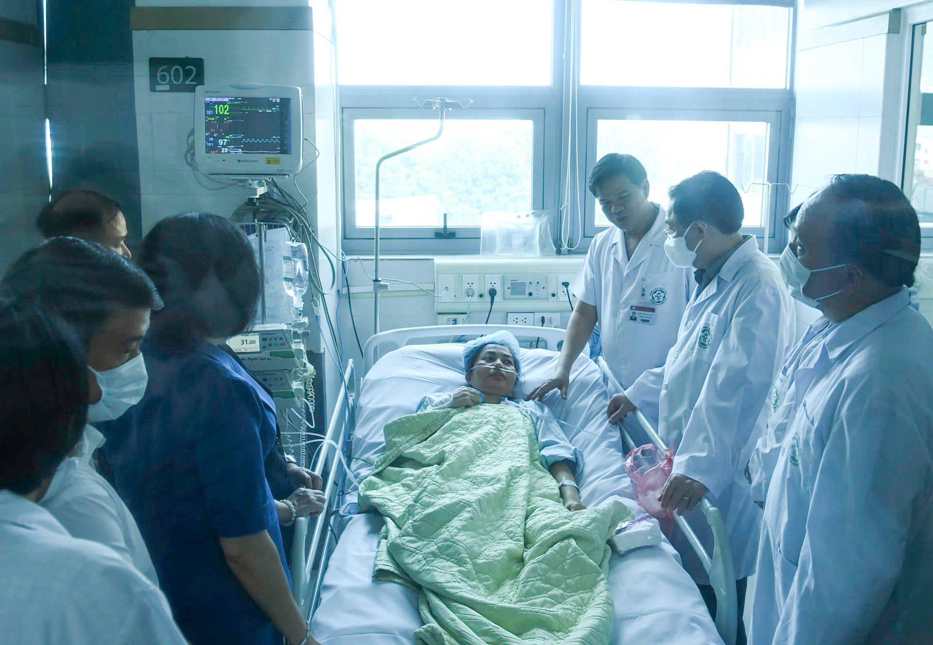 Chủ tịch Quốc hội Vương Đình Huệ và đoàn công tác thăm hỏi nạn nhân vụ cháy đang điều trị tại Trung tâm Hô hấp (Bệnh viện Bạch Mai).