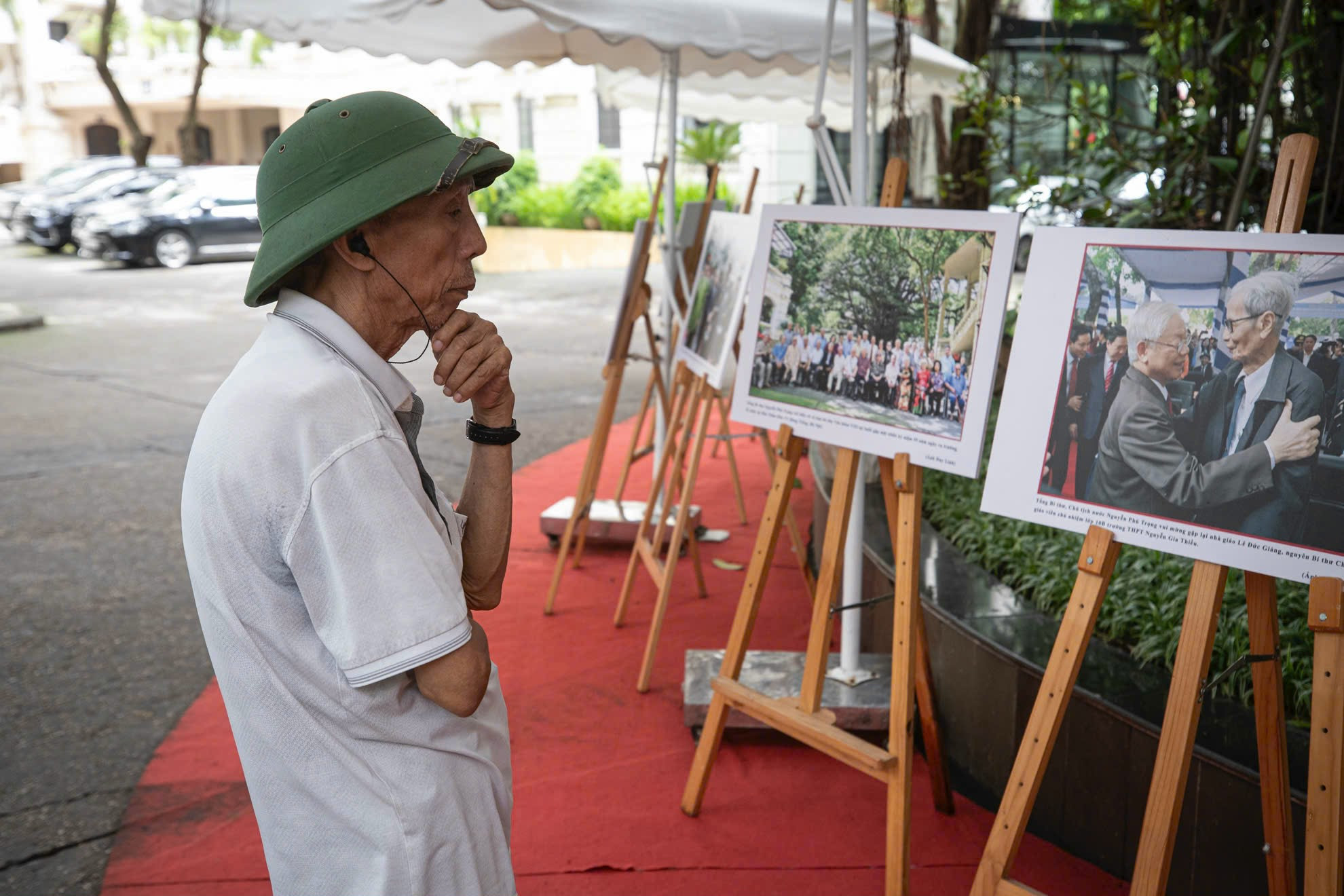 Ông Lưu Hùng Tráng bắt xe bus từ Đông Anh lên 71 Hàng Trống để xem triển lãm.