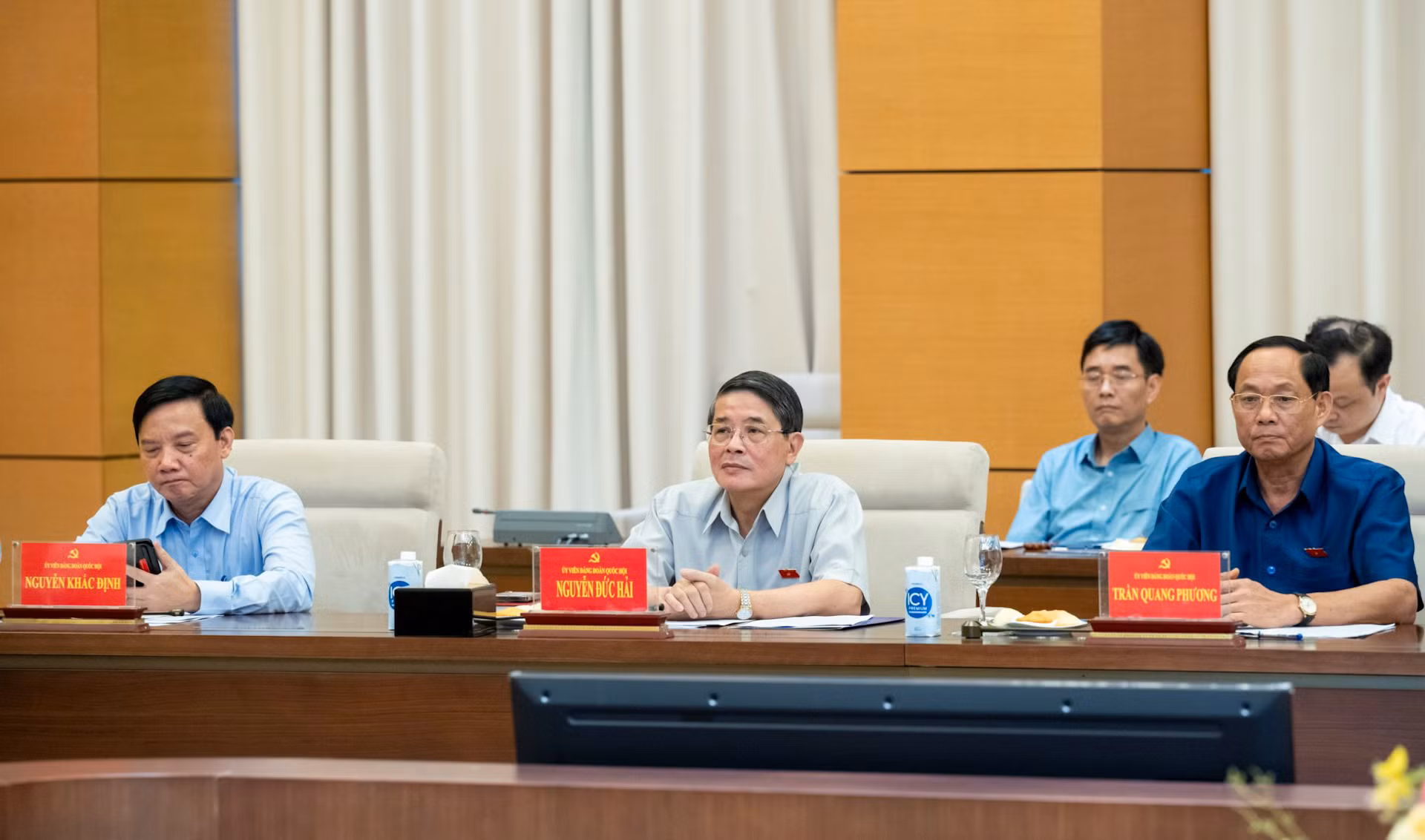 Các Phó Chủ tịch Quốc hội: Nguyễn Khắc Định, Nguyễn Đức Hải, Trần Quang Phương dự hội nghị.