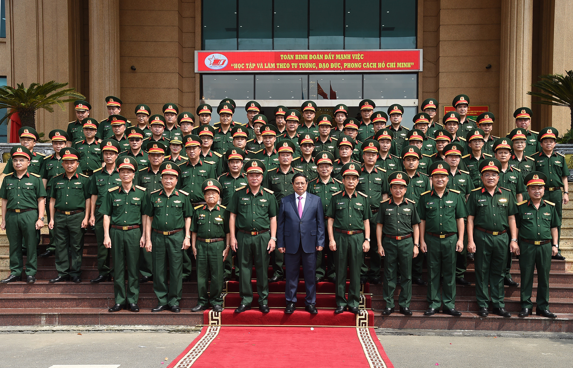 Thủ tướng Phạm Minh Chính cùng các cán bộ, chỉ huy, chiến sĩ Binh đoàn 12-Tổng Công ty Xây dựng Trường Sơn.