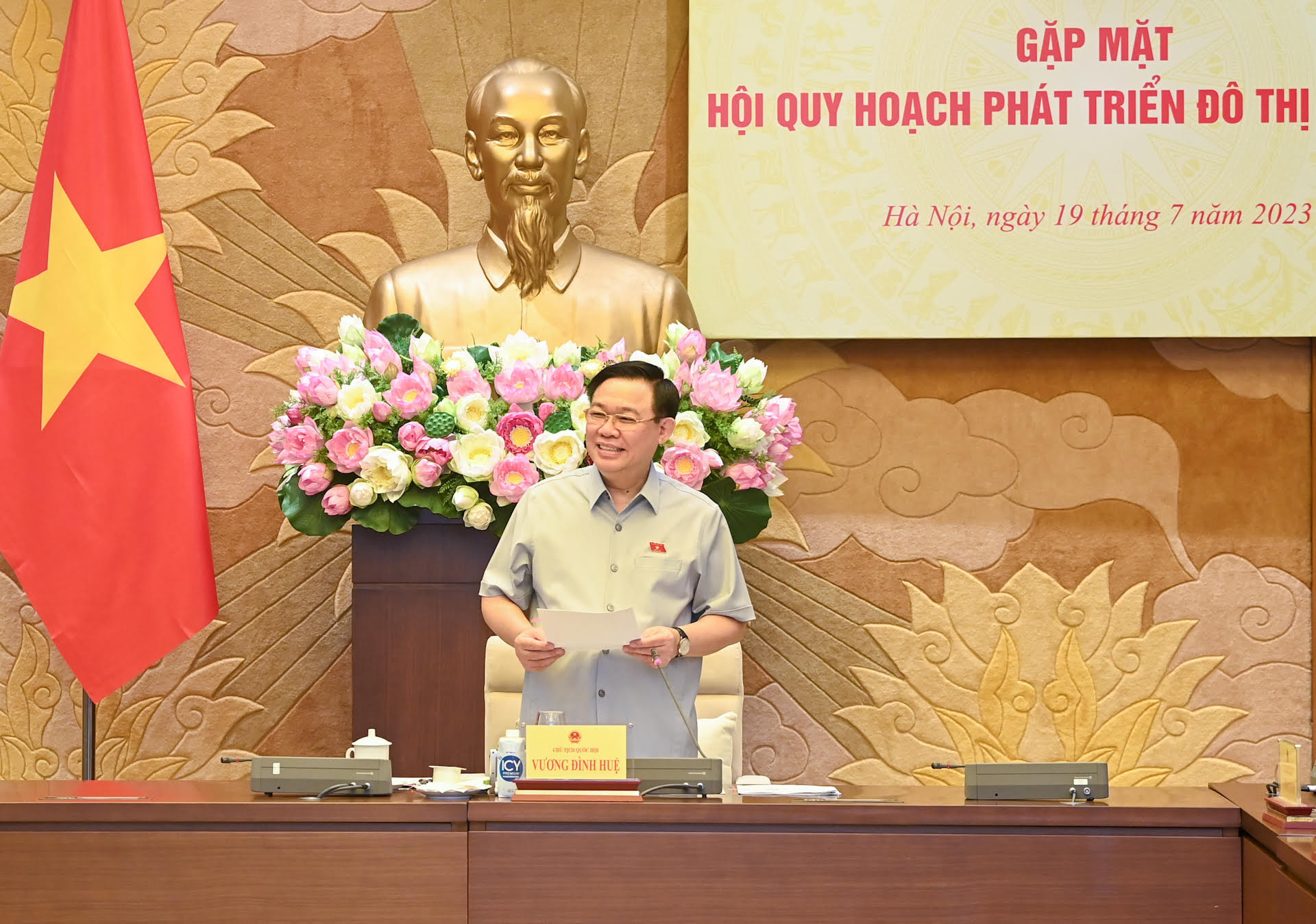 Chủ tịch Quốc hội Vương Đình Huệ phát biểu mở đầu, gợi mở các vấn đề thảo luận tại buổi gặp mặt. Chủ tịch Quốc hội Vương Đình Huệ phát biểu mở đầu, gợi mở các vấn đề thảo luận tại buổi gặp mặt.