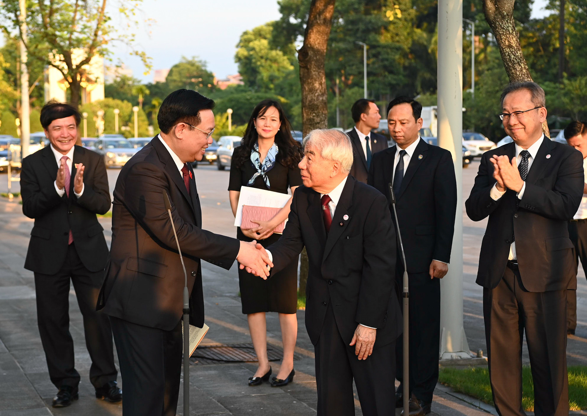 Chủ tịch Quốc hội Vương Đình Huệ và Chủ tịch Thượng viện Nhật Bản Otsuji Hidehisa tại buổi lễ. Chủ tịch Quốc hội Vương Đình Huệ và Chủ tịch Thượng viện Nhật Bản Otsuji Hidehisa tại buổi lễ.