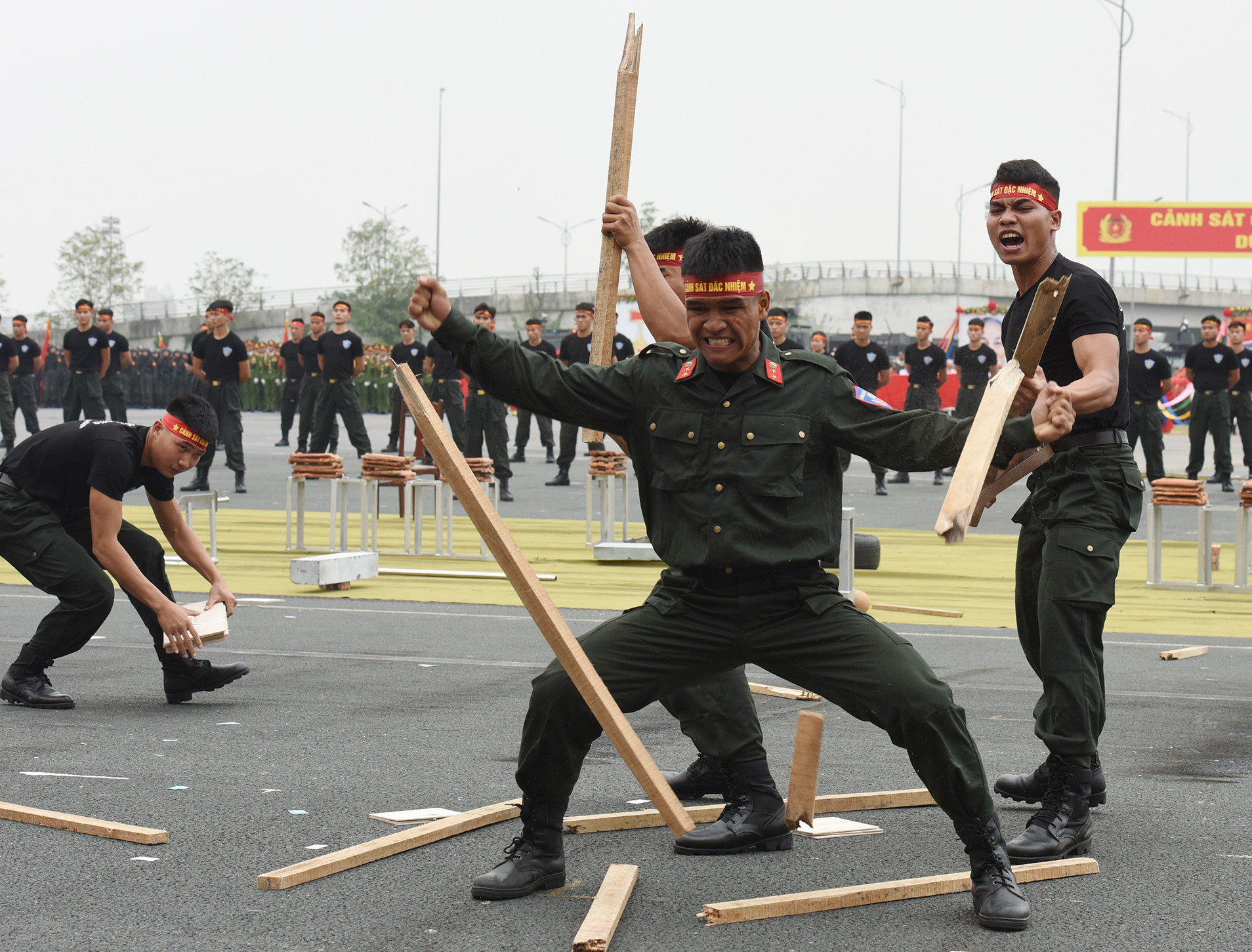 500 chiến sĩ Cảnh sát cơ động biểu diễn võ thuật.
