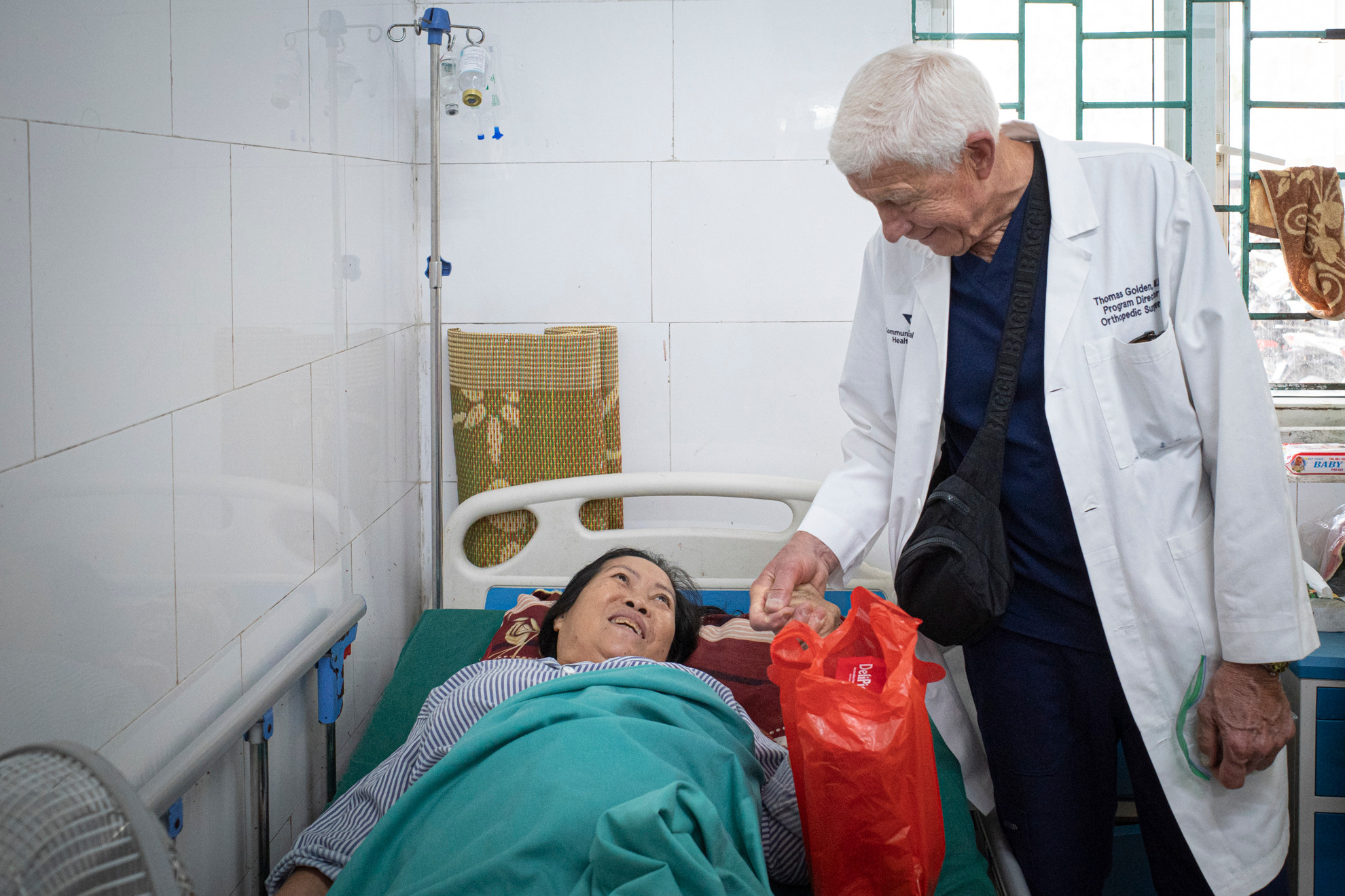 Đối với 26 bệnh nhân được mổ, phẫu thuật miễn phí, các y bác sĩ CLB nhân đạo Sala cũng thăm hỏi, tặng quà động viên, tổng giá trị quà tặng là 110 triệu đồng.