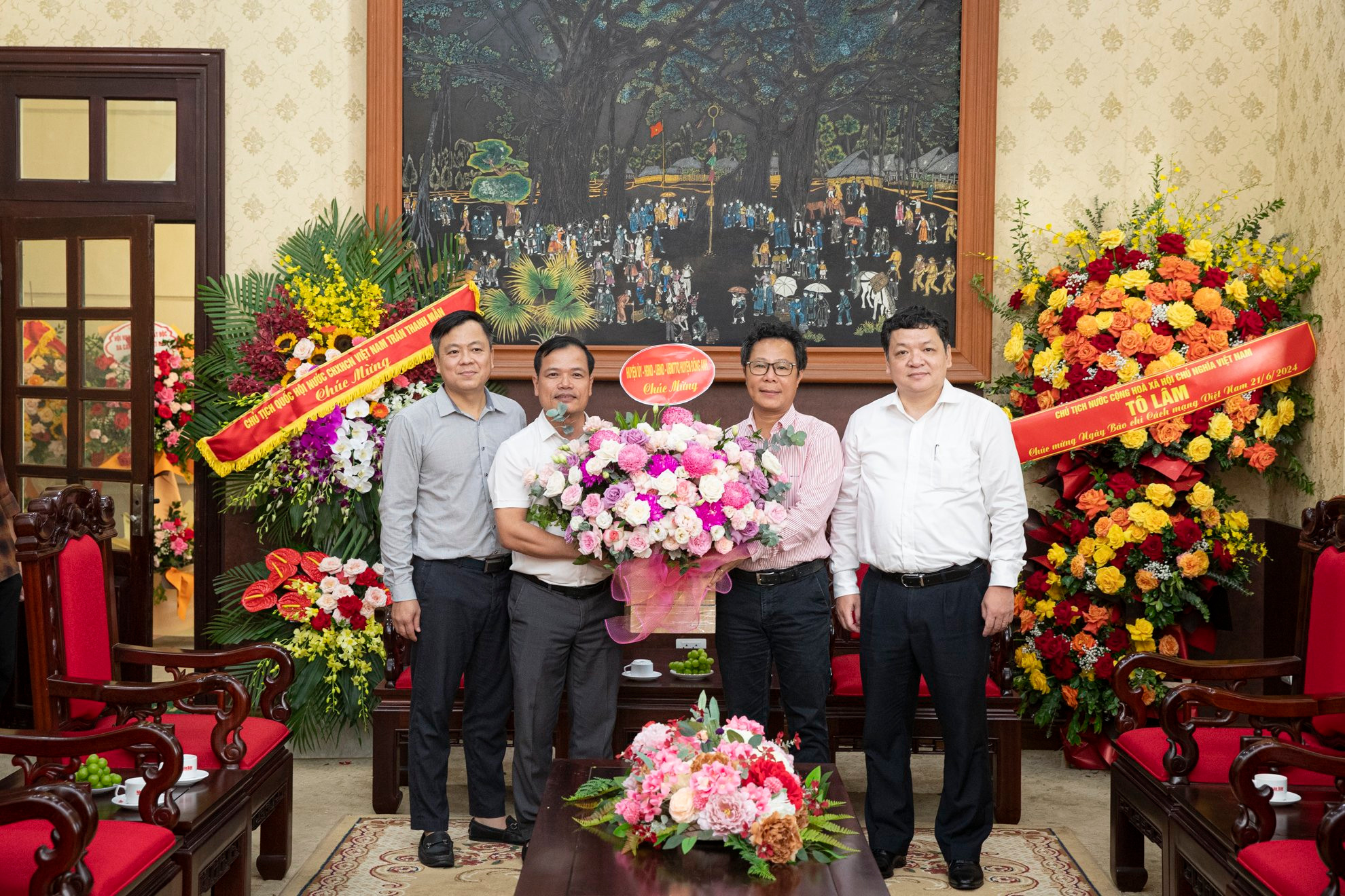 Huyện ủy, Hội đồng nhân dân, Ủy Ban nhân dân, Ủy ban Mặt trận Tổ quốc huyện Đông Anh chúc mừng Báo Nhân Dân.