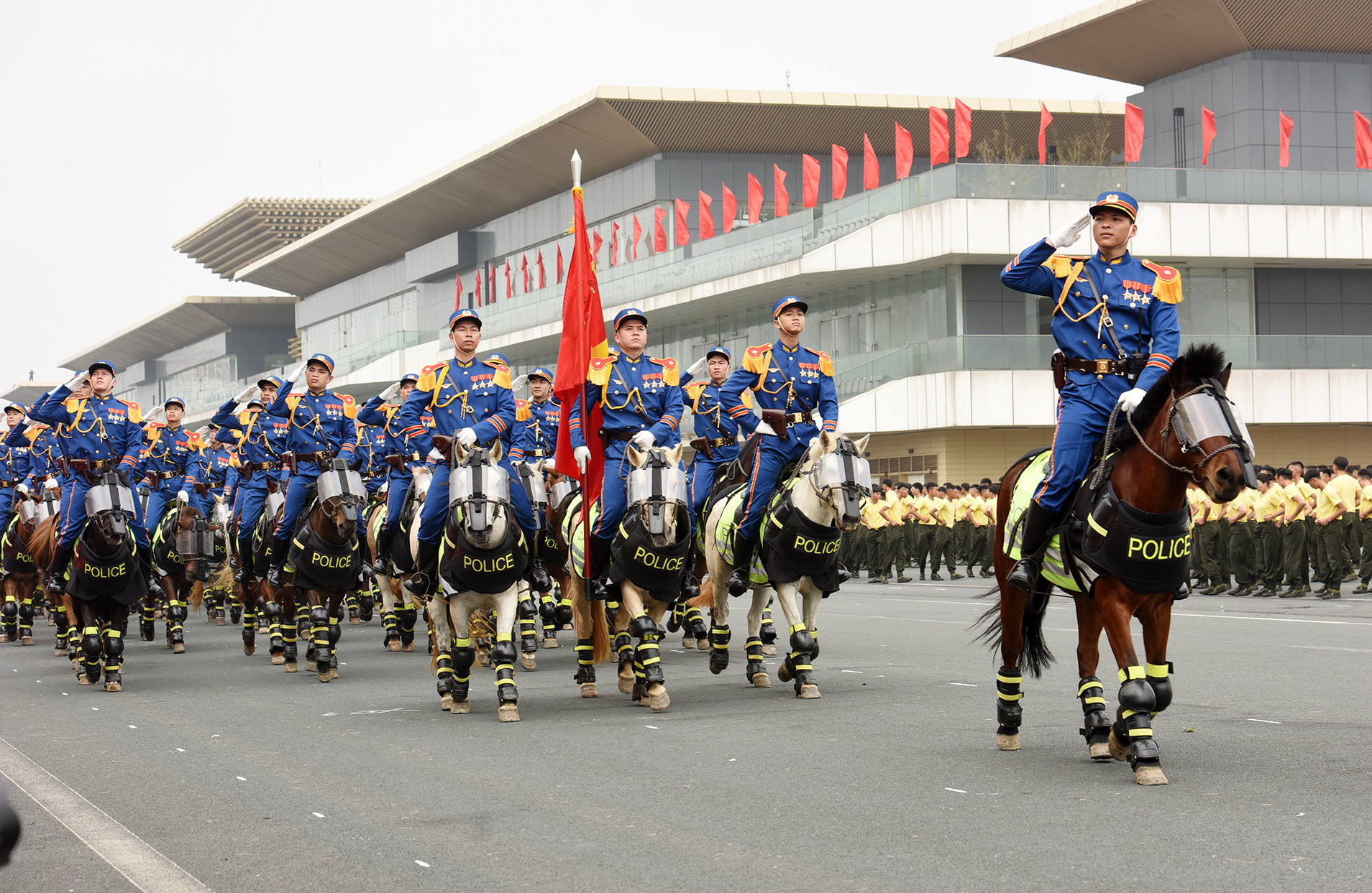 Trung đoàn Cảnh sát Cơ động kỵ binh với trang phục mới.