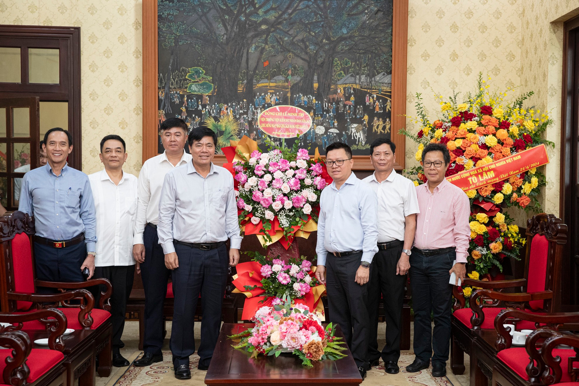 Đoàn đại biểu Viện Kiểm sát Nhân Dân tối cao do đồng chí Nguyễn Quang Dũng, Phó Viện trưởng Viện Kiểm sát Nhân Dân tối cao làm Trưởng đoàn đến thăm Báo Nhân Dân. Đồng chí Nguyễn Quang Dũng chúc mừng những thành tích đáng tự hào mà Báo Nhân Dân đạt được trong việc sáng tạo, đổi mới báo chí những năm gần đây.