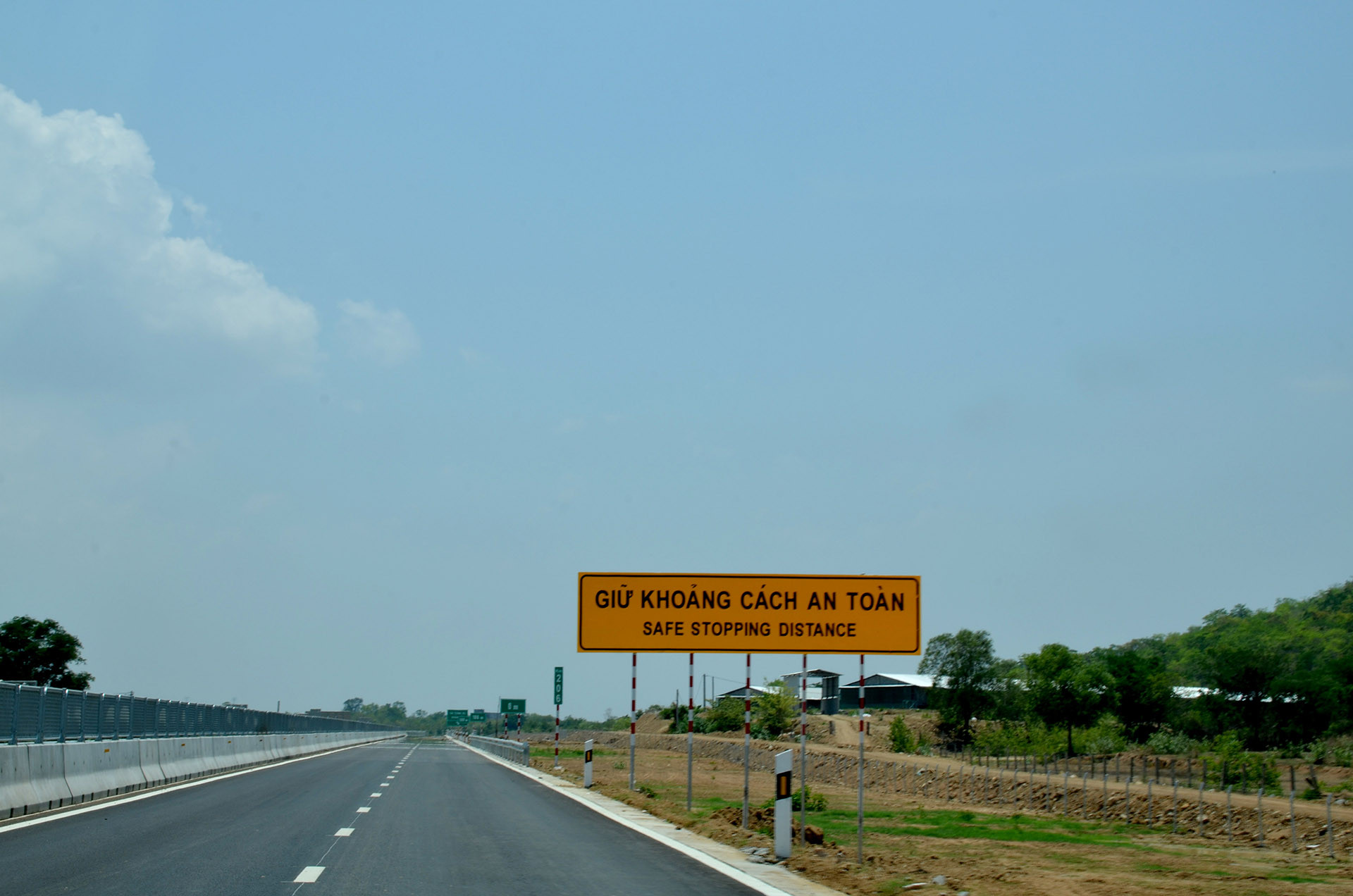Nhiều biển cảnh báo giữ khoảng cách an toàn được lắp đặt trên tuyến cao tốc. Nhiều biển cảnh báo giữ khoảng cách an toàn được lắp đặt trên tuyến cao tốc.