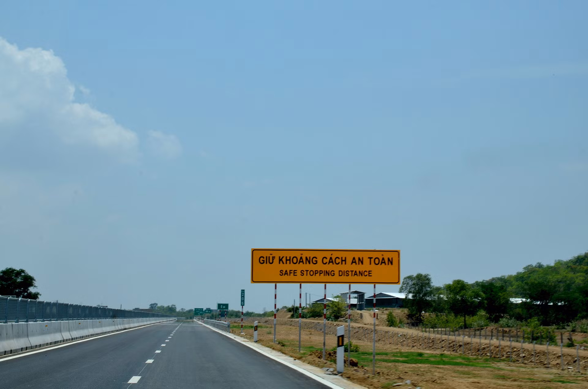 Nhiều biển cảnh báo giữ khoảng cách an toàn được lắp đặt trên tuyến cao tốc.