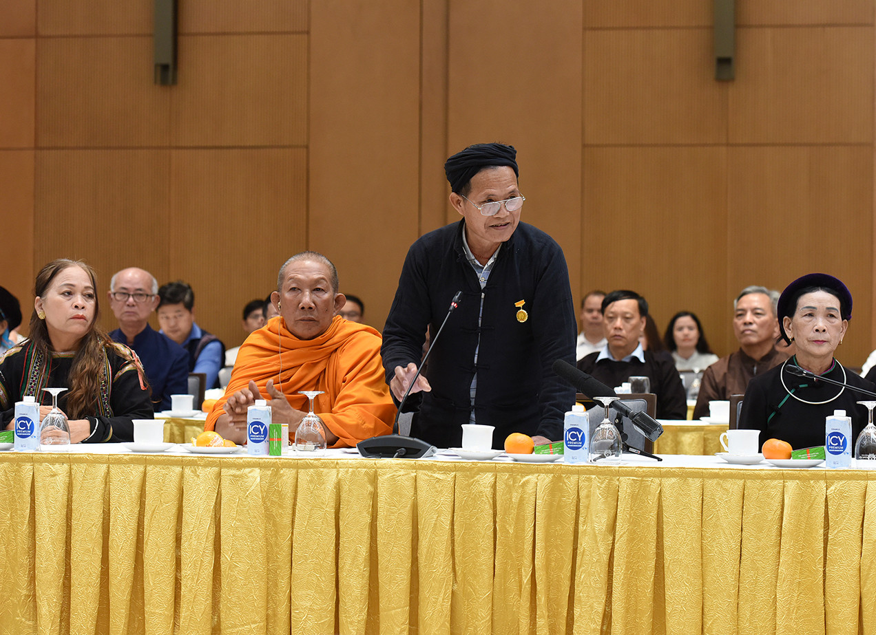 [Ảnh] Thủ tướng gặp mặt già làng, trưởng bản, nghệ nhân và người có uy tín tiêu biểu ảnh 5