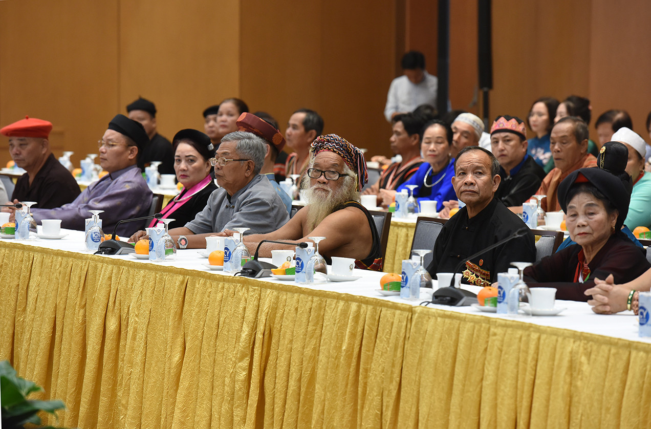 [Ảnh] Thủ tướng gặp mặt già làng, trưởng bản, nghệ nhân và người có uy tín tiêu biểu ảnh 10