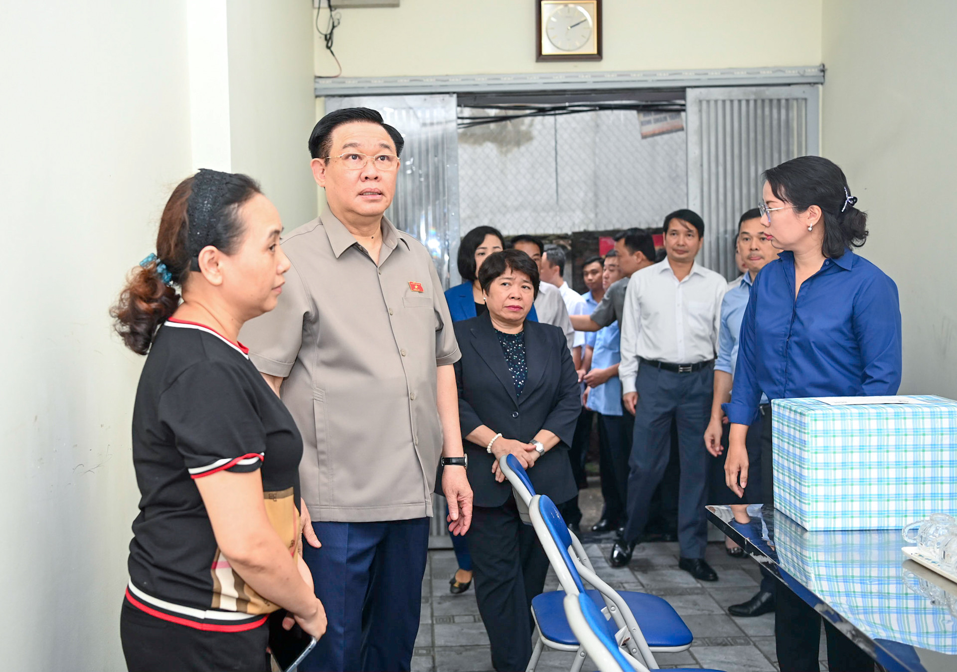 Chủ tịch Quốc hội Vương Đình Huệ thăm hỏi gia đình người dân tại khu vực xảy ra vụ cháy.