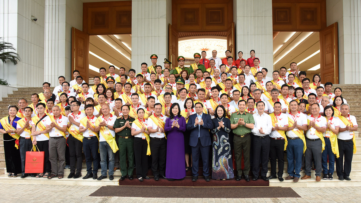 Thủ tướng Phạm Minh Chính chụp ảnh lưu niệm cùng 100 đại biểu là người hiến máu tình nguyện tiêu biểu toàn quốc năm 2023.