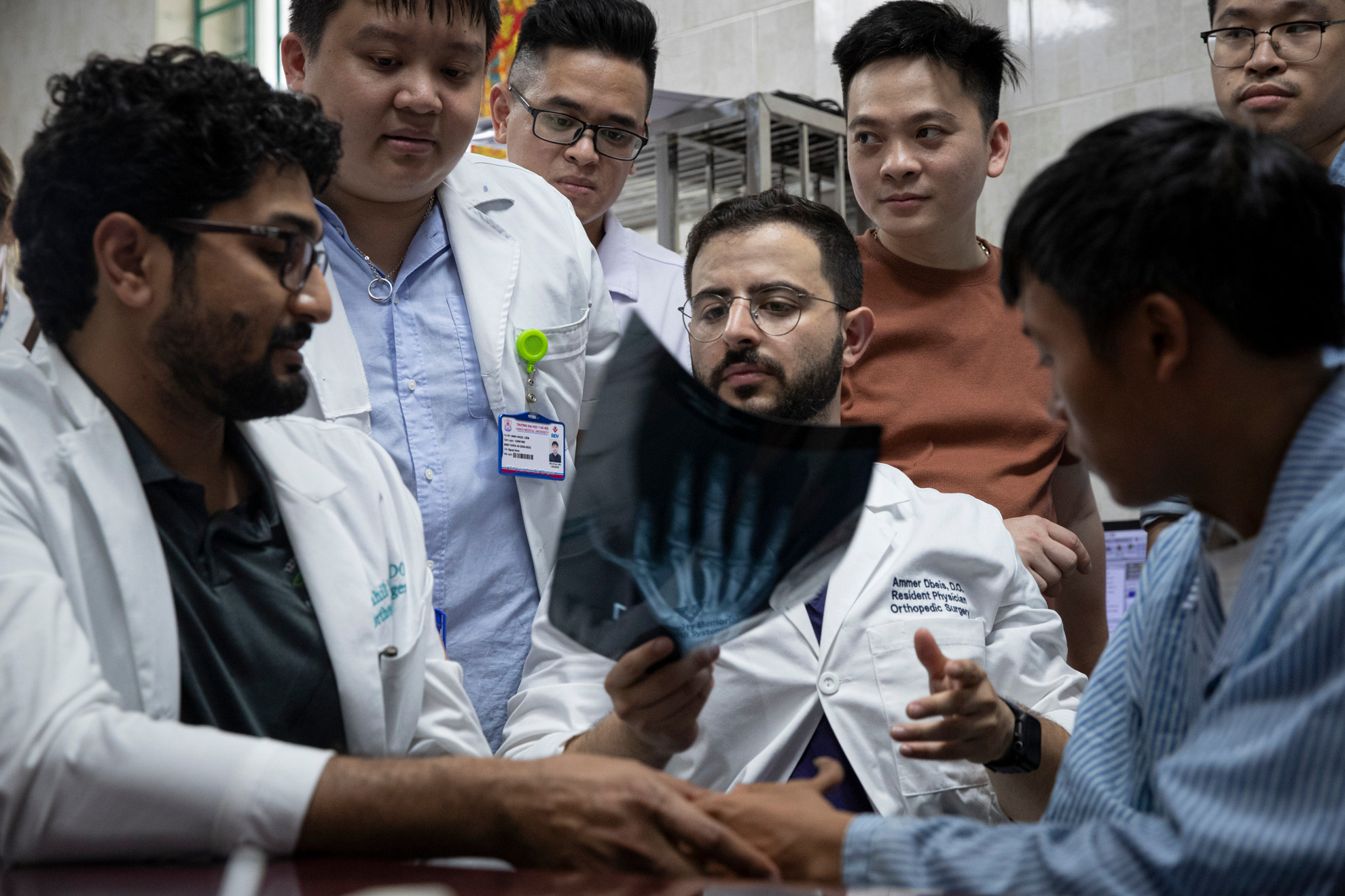 Đoàn y bác sĩ thuộc CLB nhân đạo Sala cùng các chuyên gia đến từ Hoa Kỳ đã khám sàng lọc tại Bệnh viện đa khoa tỉnh Hà Giang cho gần 100 bệnh nhân và tiến hành phẫu thuật cho 26 trường hợp, trong đó có 10 bệnh nhi.