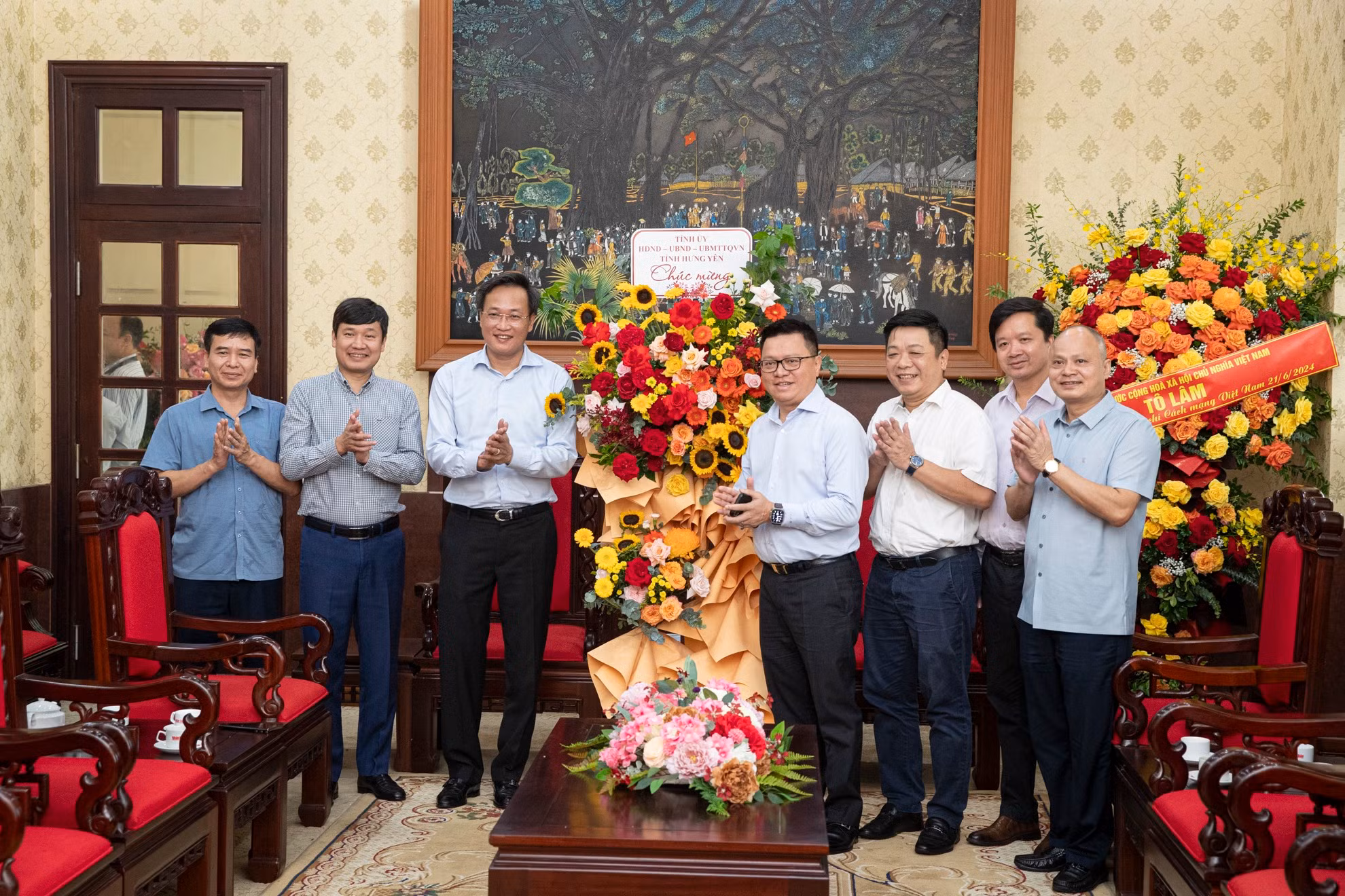 Nhân kỷ niệm 99 năm Ngày Báo chí cách mạng Việt Nam, đồng chí Nguyễn Hữu Nghĩa, Ủy viên Trung ương Đảng, Bí thư Tỉnh ủy Hưng Yên đến thăm và chúc những người làm Báo Nhân Dân thêm "lòng trong, bút sắc", phát huy vai trò trụ cột trong hệ thống báo chí cách mạng Việt Nam.