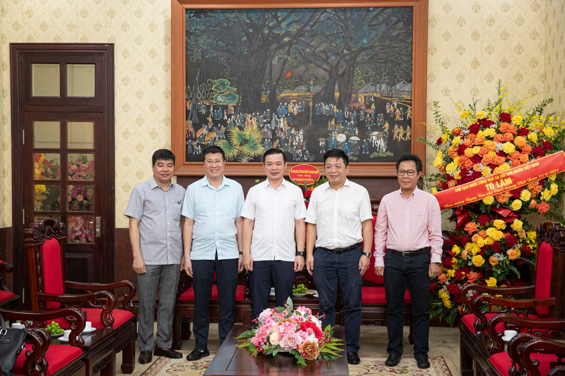 Đoàn công tác Ủy ban Quản lý vốn nhà nước do đồng chí Đỗ Hữu Huy, Phó Chủ tịch Ủy ban làm trưởng đoàn tới thăm và chúc mừng Báo Nhân Dân.