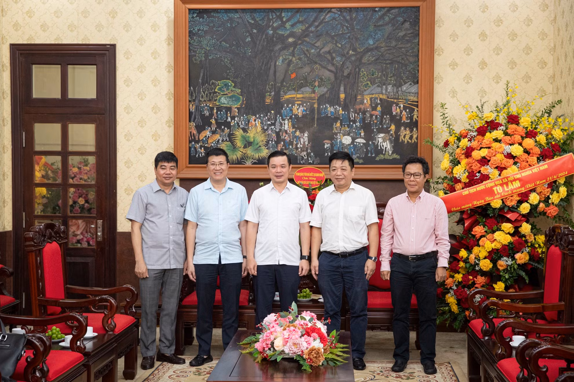 Đoàn công tác Ủy ban Quản lý vốn nhà nước do đồng chí Đỗ Hữu Huy, Phó Chủ tịch Ủy ban làm trưởng đoàn tới thăm và chúc mừng Báo Nhân Dân.