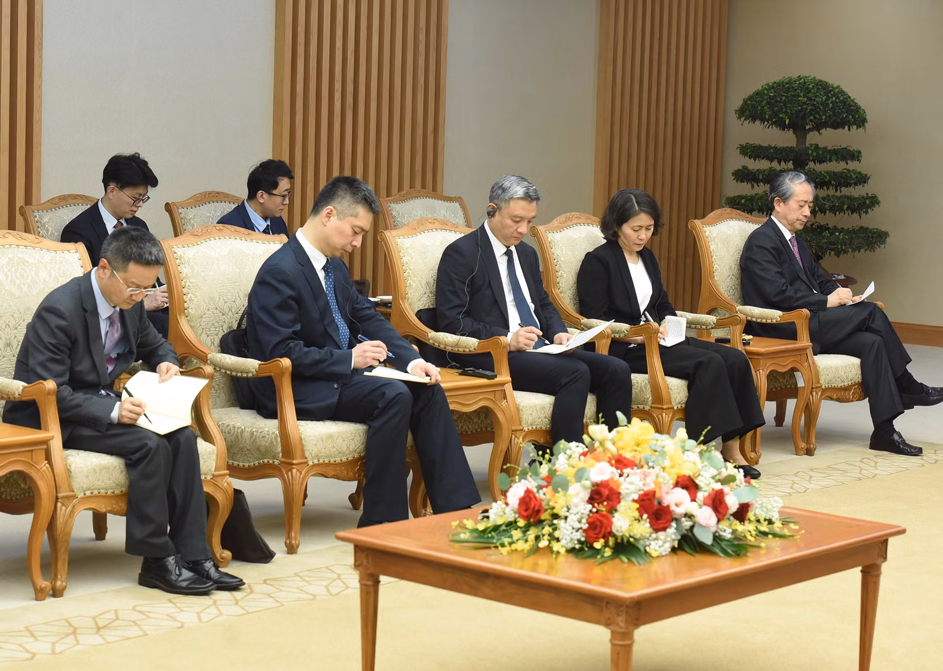 Các thành viên đi cùng Bộ trưởng Tư pháp Trung Quốc Hạ Vinh tham dự buổi tiếp.