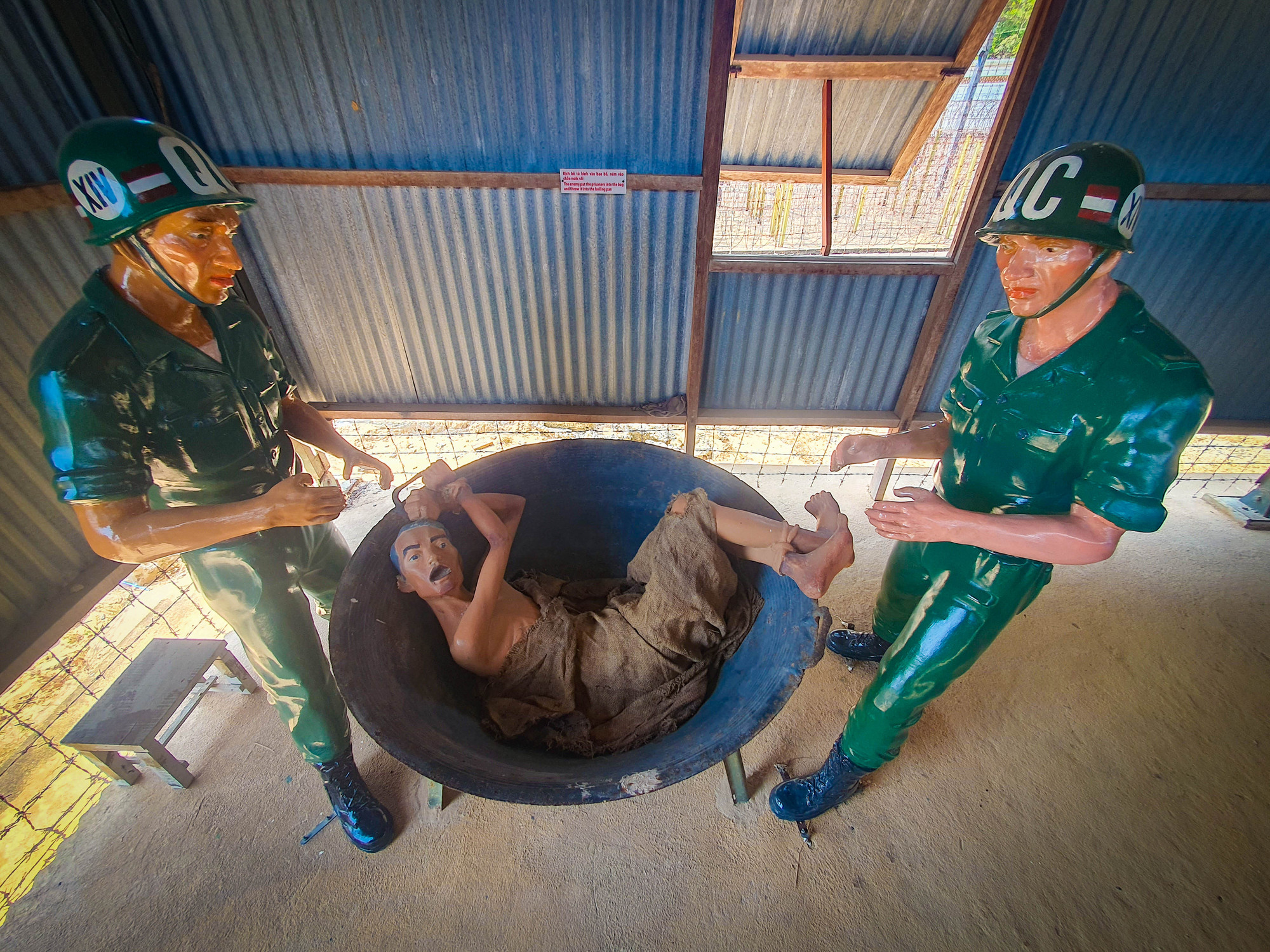 Rất nhiều hình thức tra tấn dã man được chúng áp dụng đối với tù binh, từ hành động cho các chiến sĩ cách mạng vào bao tải để trên chảo đun than, rắc bột ớt vào các vết thương…