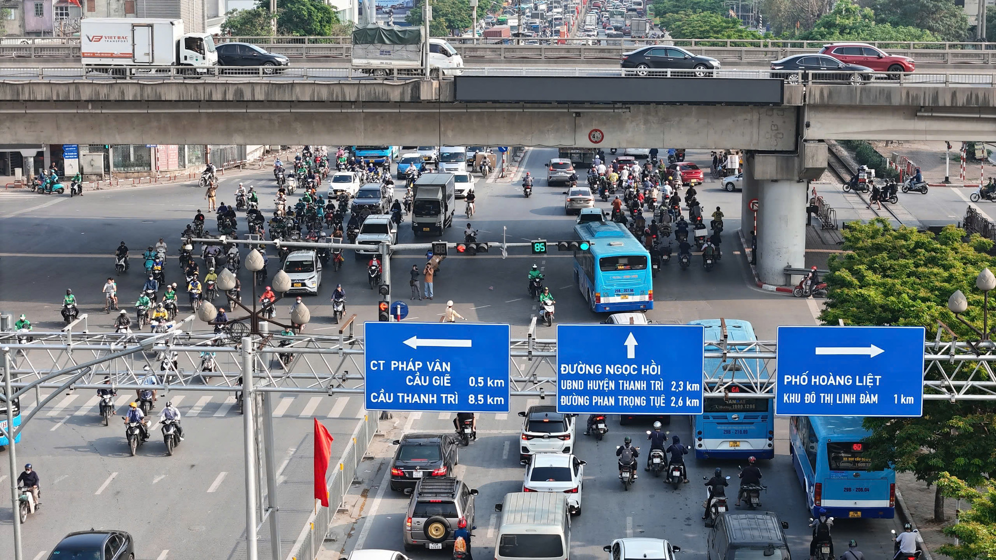 Vào thời điểm 16 giờ, ngã tư dẫn ra cao tốc Pháp Vân - Cầu Giẽ đã bắt đầu đông đúc.