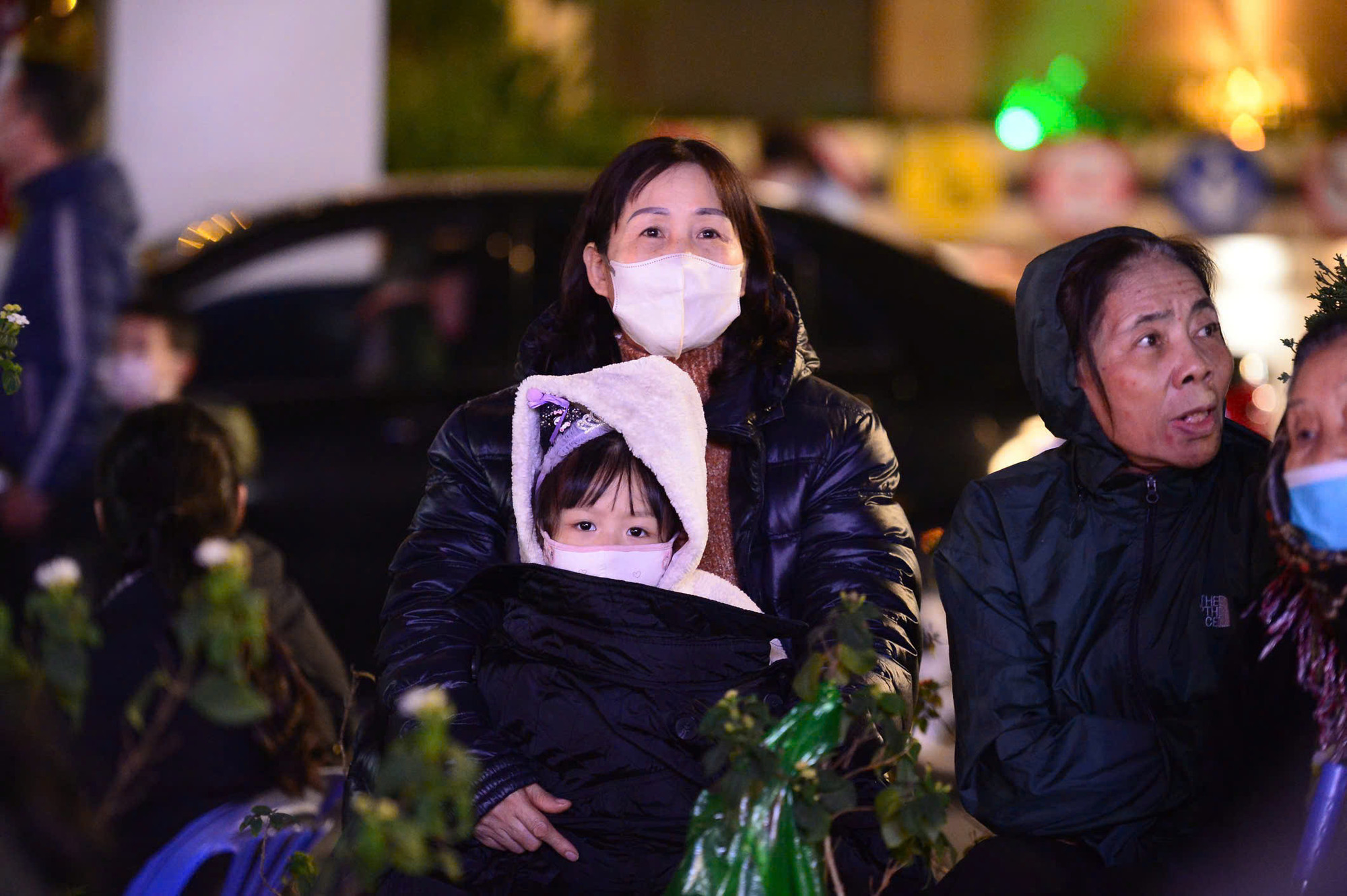 Tới 23 giờ đêm, vẫn còn rất đông người nán lại để xem buổi Tổng duyệt.