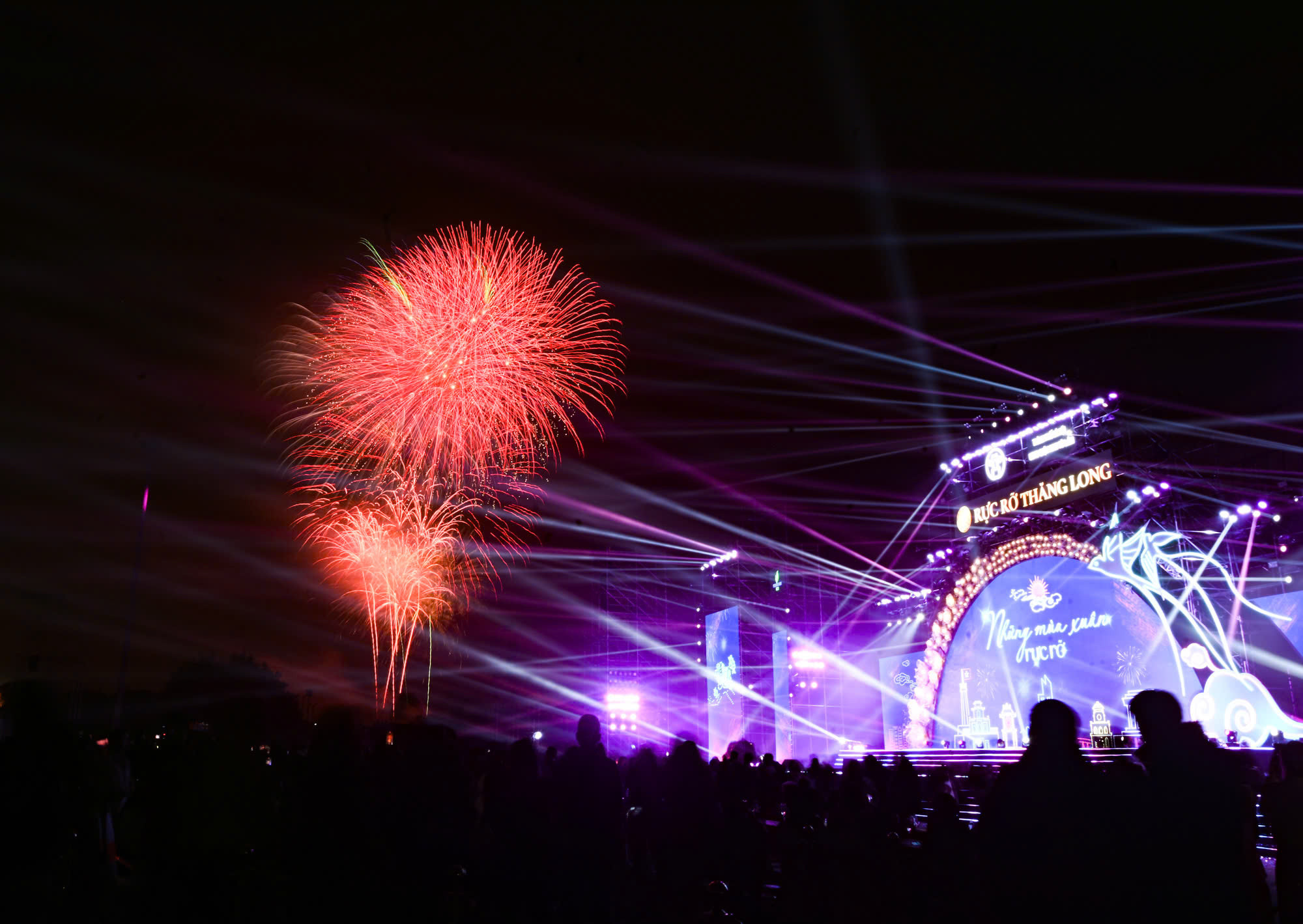 Khán giả có mặt vỡ òa với màn trình diễn pháo hoa tầm cao.