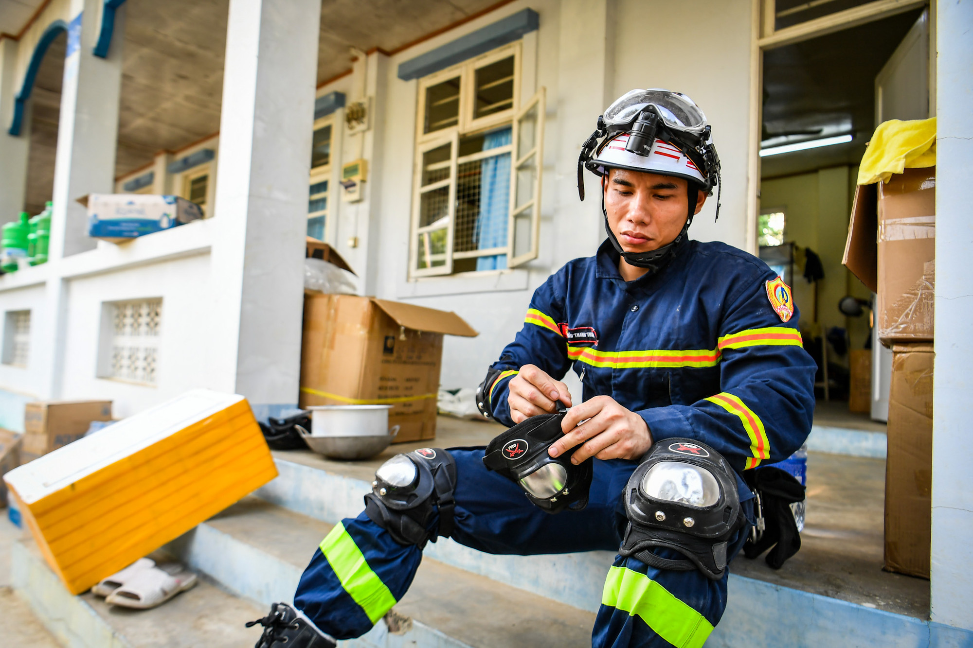 Các cán bộ, chiến sĩ sẽ chuẩn bị trang phục, thiết bị cho ngày làm việc đầy thử thách tại Myanmar.
