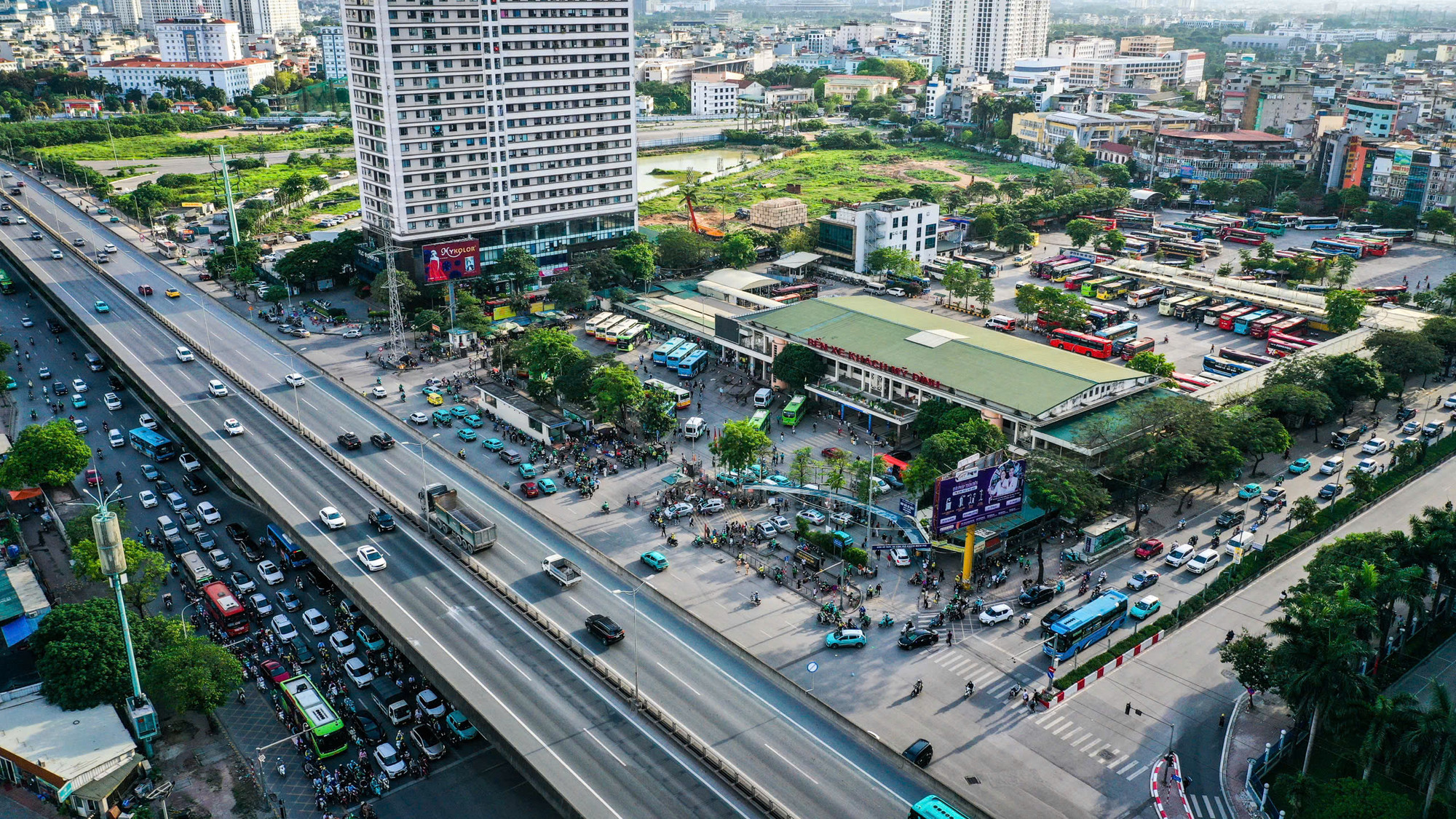 Trong khi đó, khu vực đường trên cao cũng khá thông thoáng. Các phương tiện di chuyển bình thường.