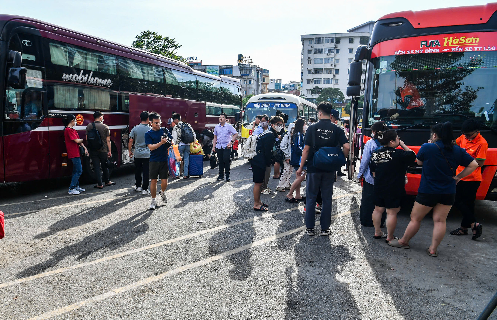 Tới khoảng 17 giờ, lượng khách tại bến xe Mỹ Đình đã trở nên đông đúc hơn.
