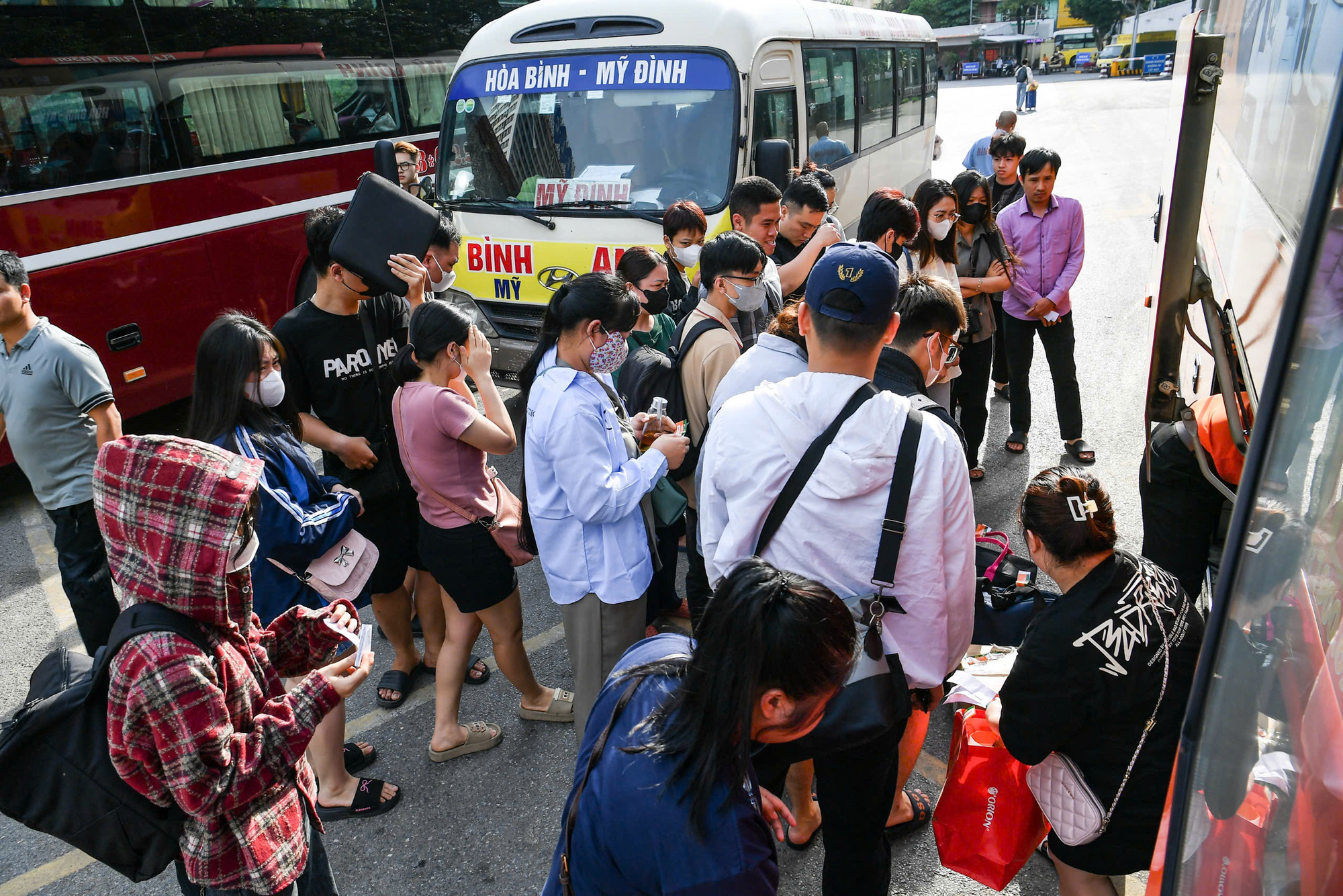 Người dân lấy đồ tại bến xe Mỹ Đình.