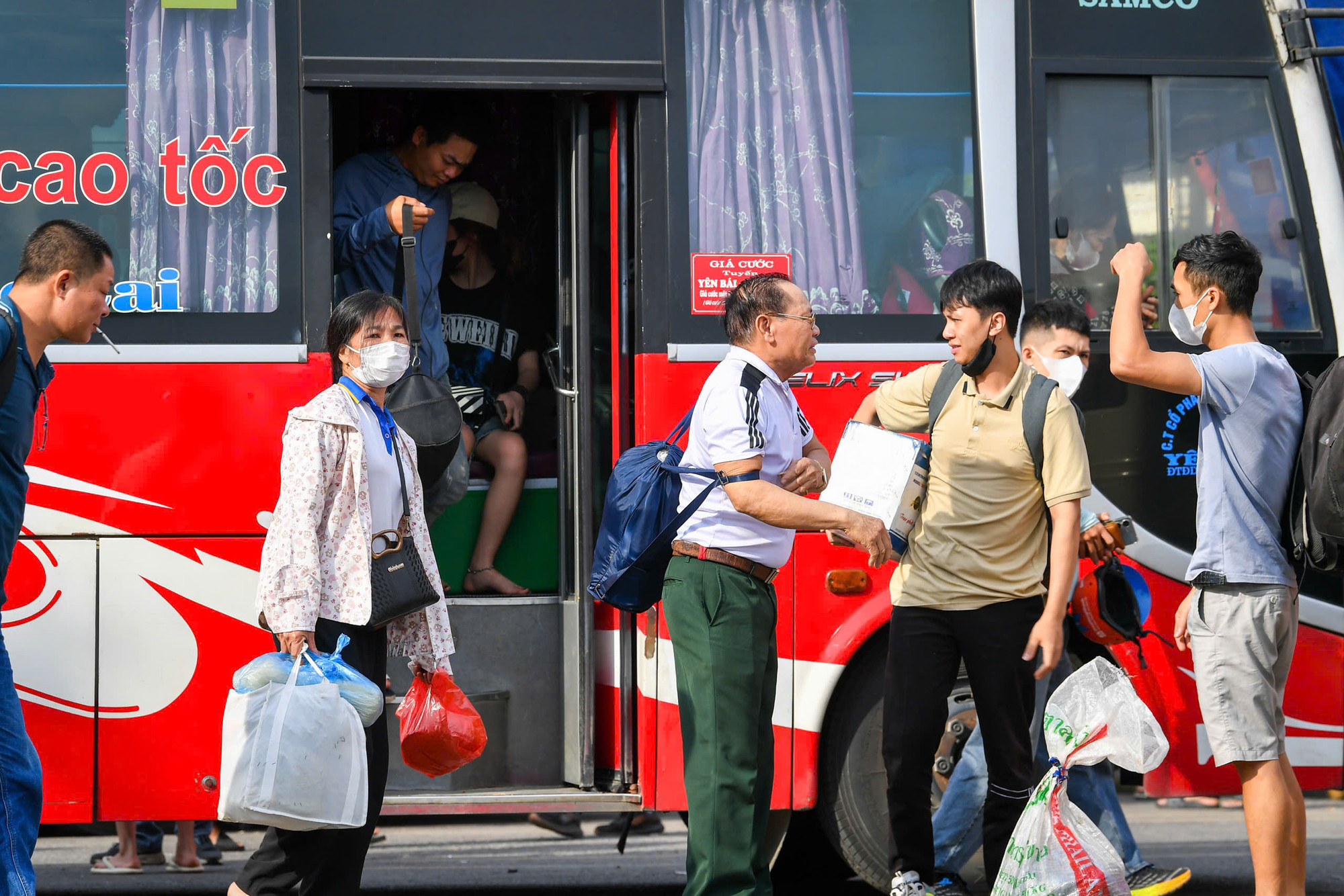 Tại bến xe Mỹ Đình, mặc dù lượng khách khá đông, nhưng dòng khách trải dài trong nhiều khung giờ trong ngày. Do đó, tình trạng giao thông trong buổi chiều nay khá "dễ thở".