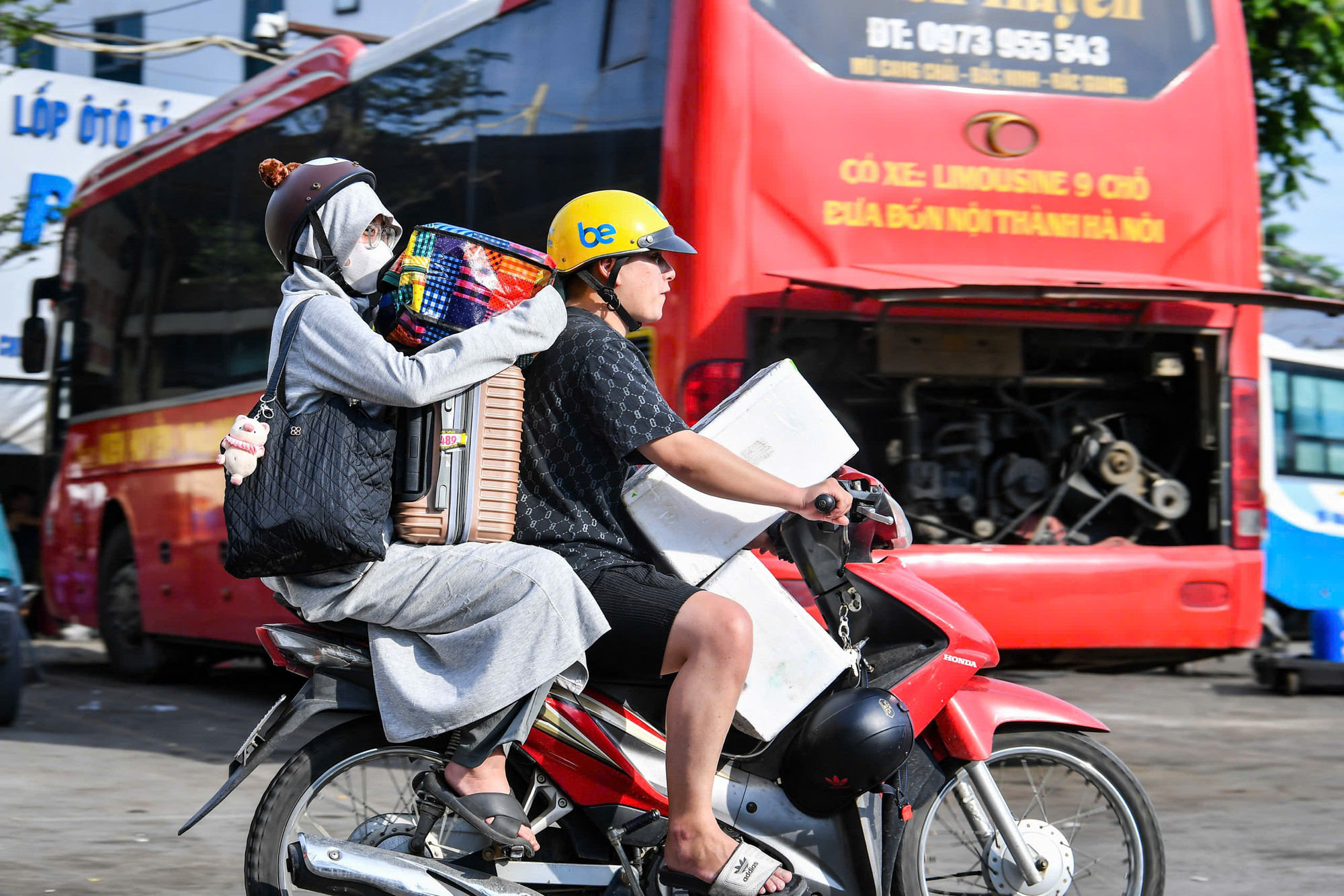 Theo đại diện Bến xe Mỹ Đình, do kỳ nghỉ lễ kéo dài 5 ngày, lượng khách đã lên trước vào chiều qua (ngày 3/5) và ngày hôm nay trải dài nhiều khung giờ trong ngày nên không ùn ứ cục bộ. So với ngày thường, lượng khách và số xe về bến không có đột biến. Tuy nhiên, nhiều khả năng, tình trạng ùn tắc sẽ xuất hiện trong tối và đêm nay.